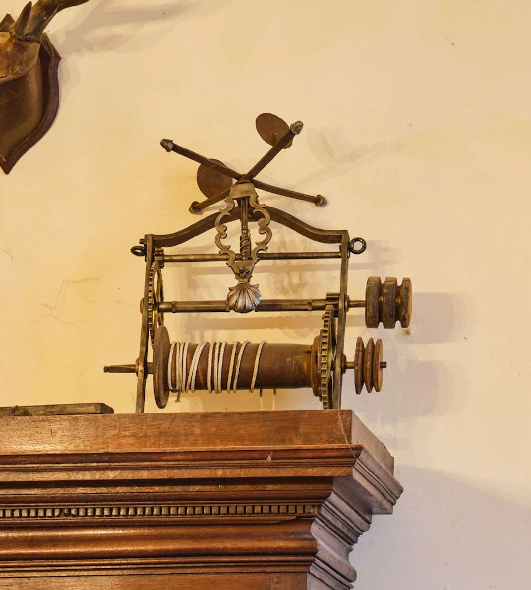 Mechanical rotisserie, with pulleys and gears made of iron and wood