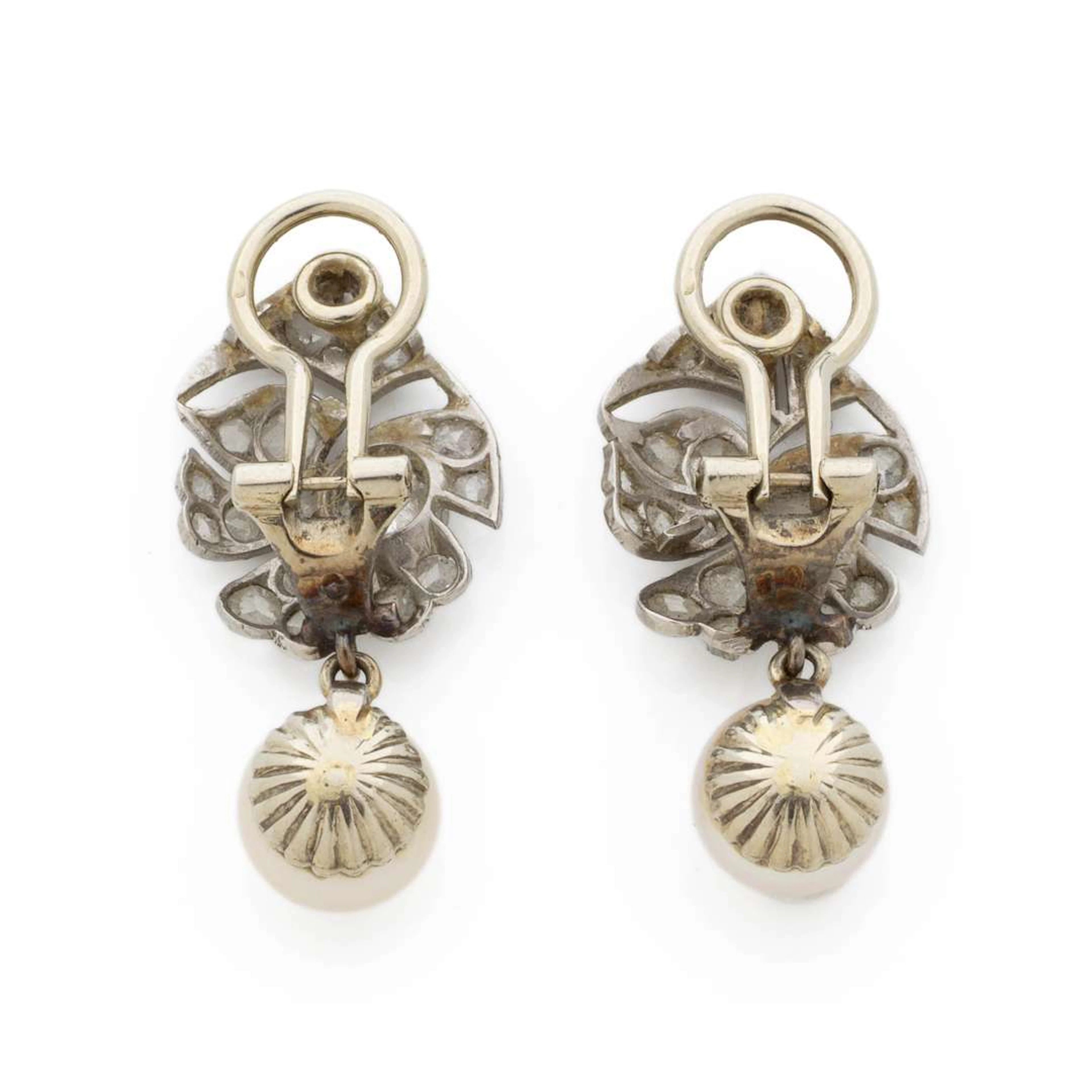 PAIR OF 'LEAVES' EARRINGS