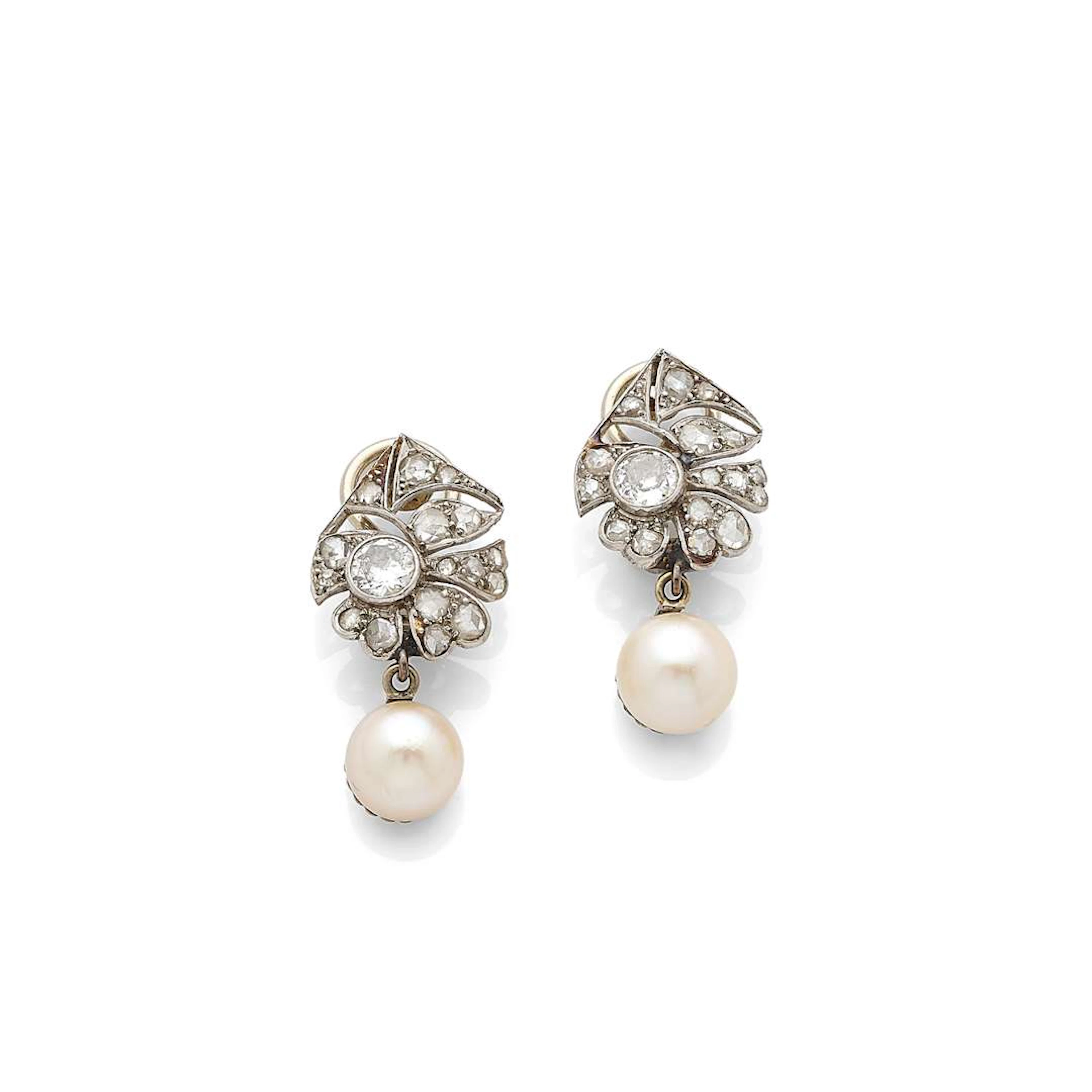 PAIR OF 'LEAVES' EARRINGS
