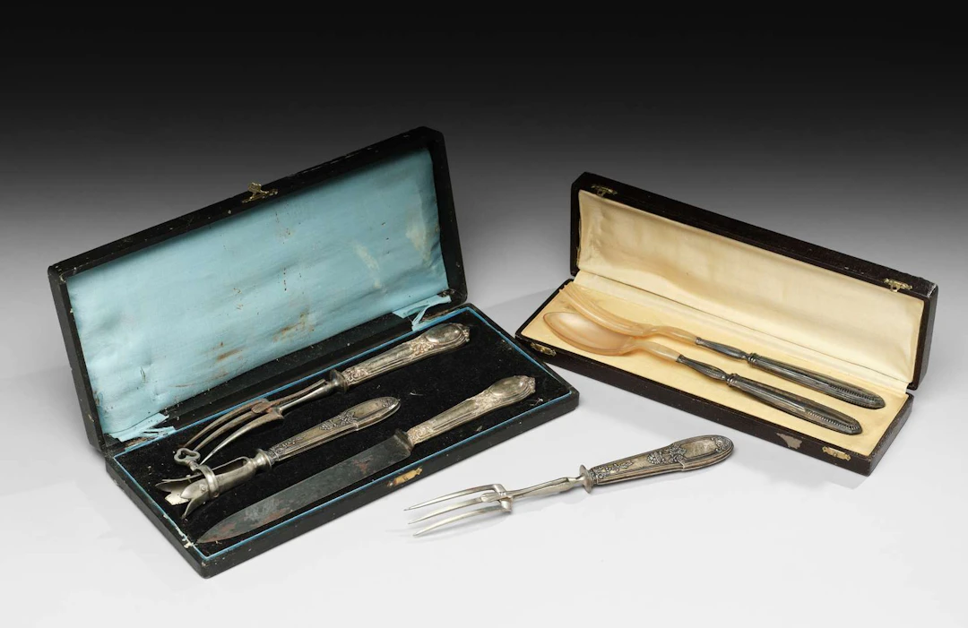 SET OF SERVING CUTLERY