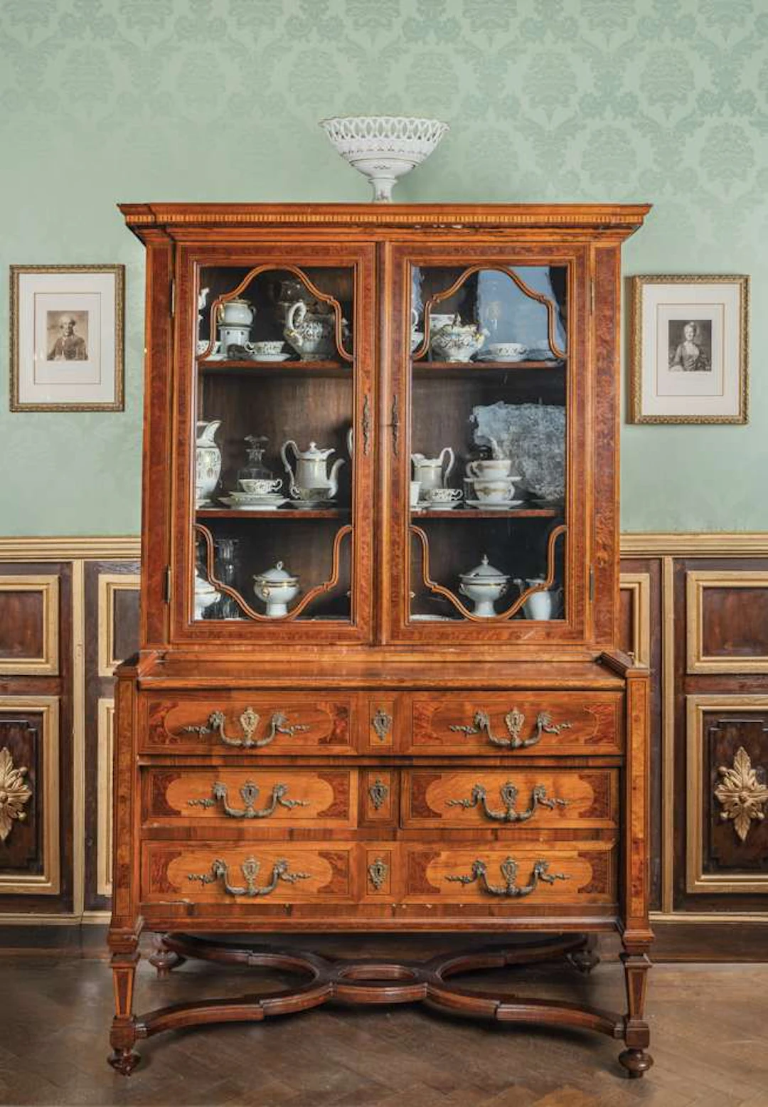 A Scribanne chest of drawers topped by a bookcase, made of veneer