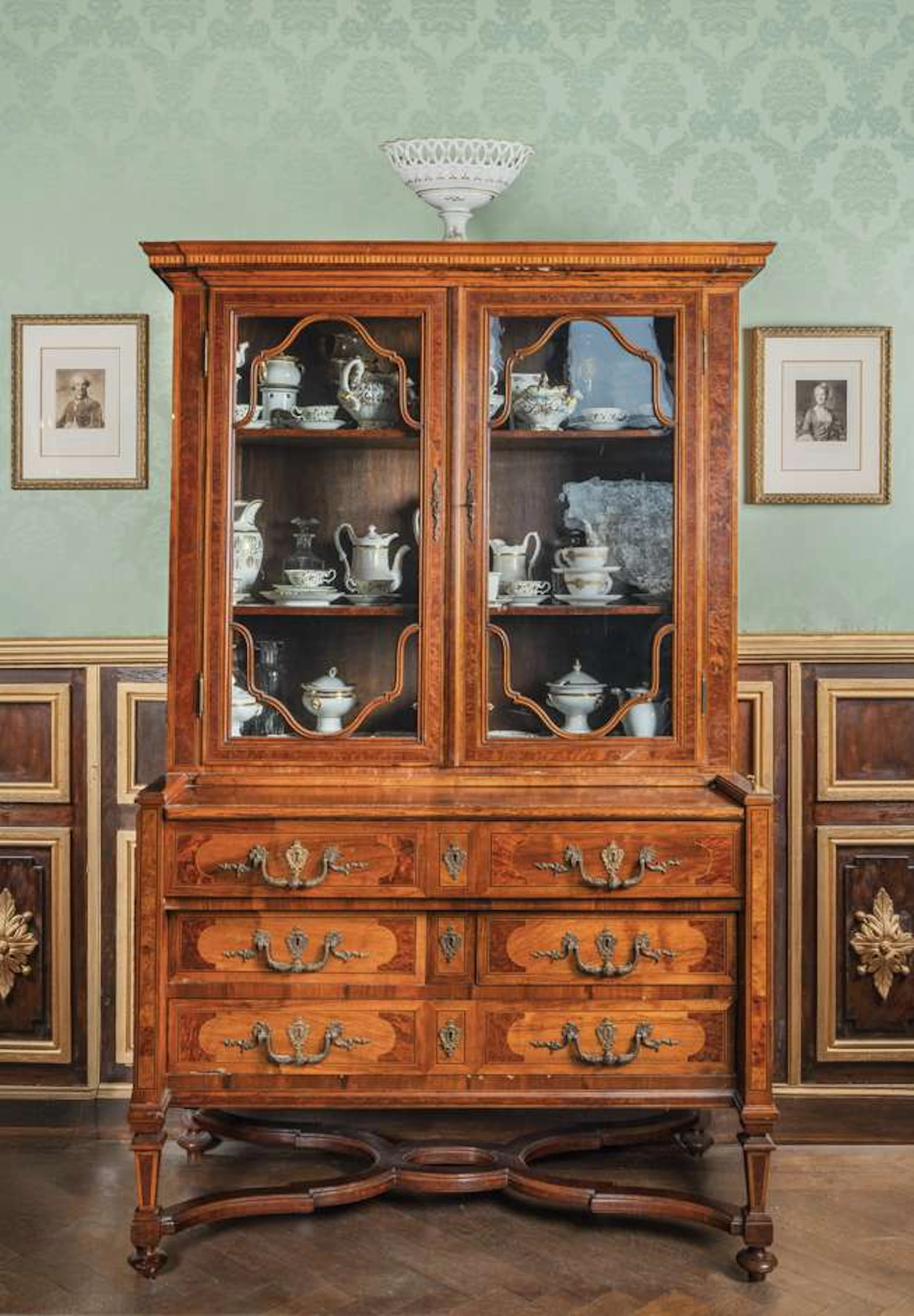 A Scribanne chest of drawers topped by a bookcase, made of veneer