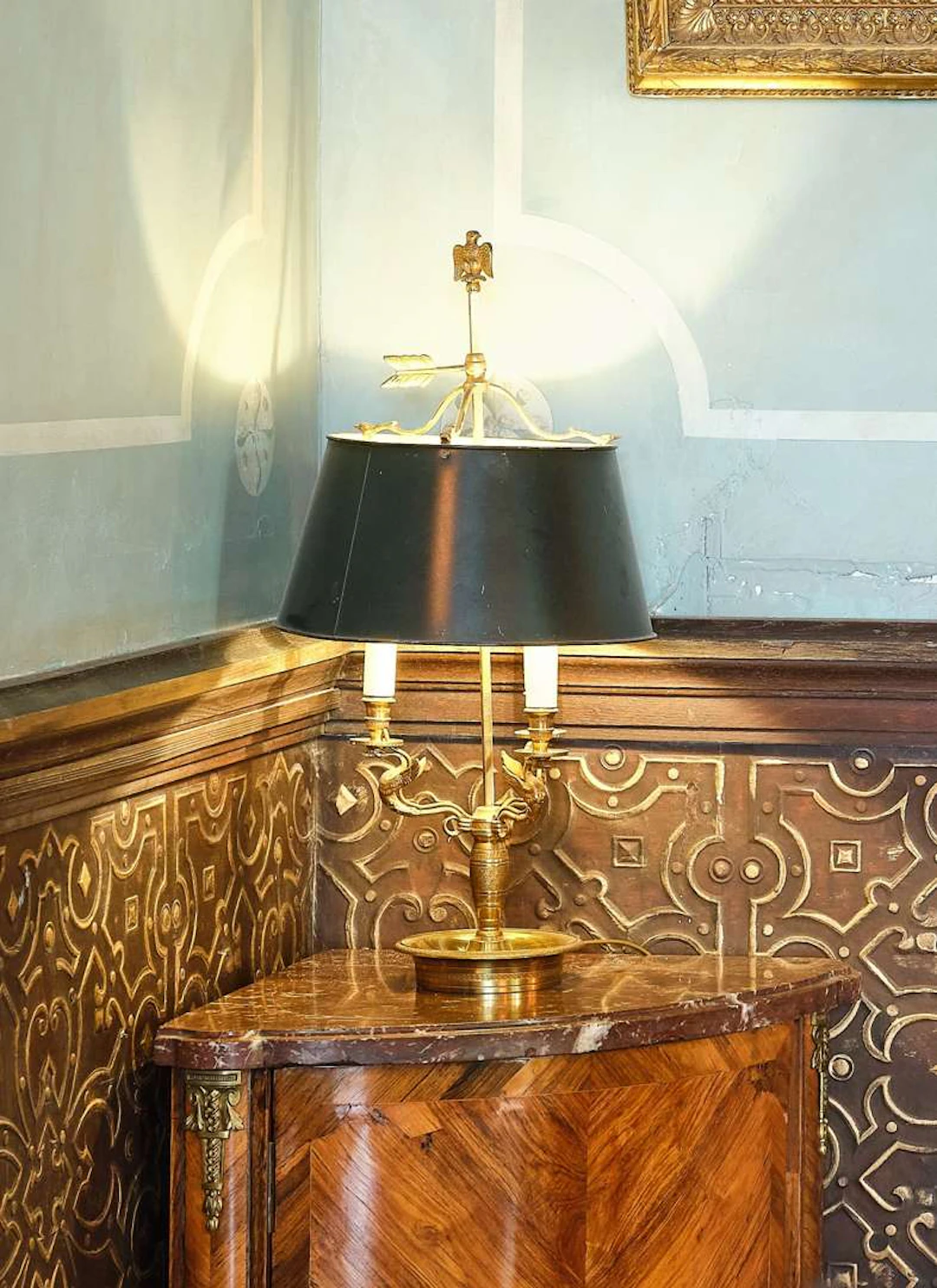 Hot water bottle lamp, in gilded bronze with three light arms