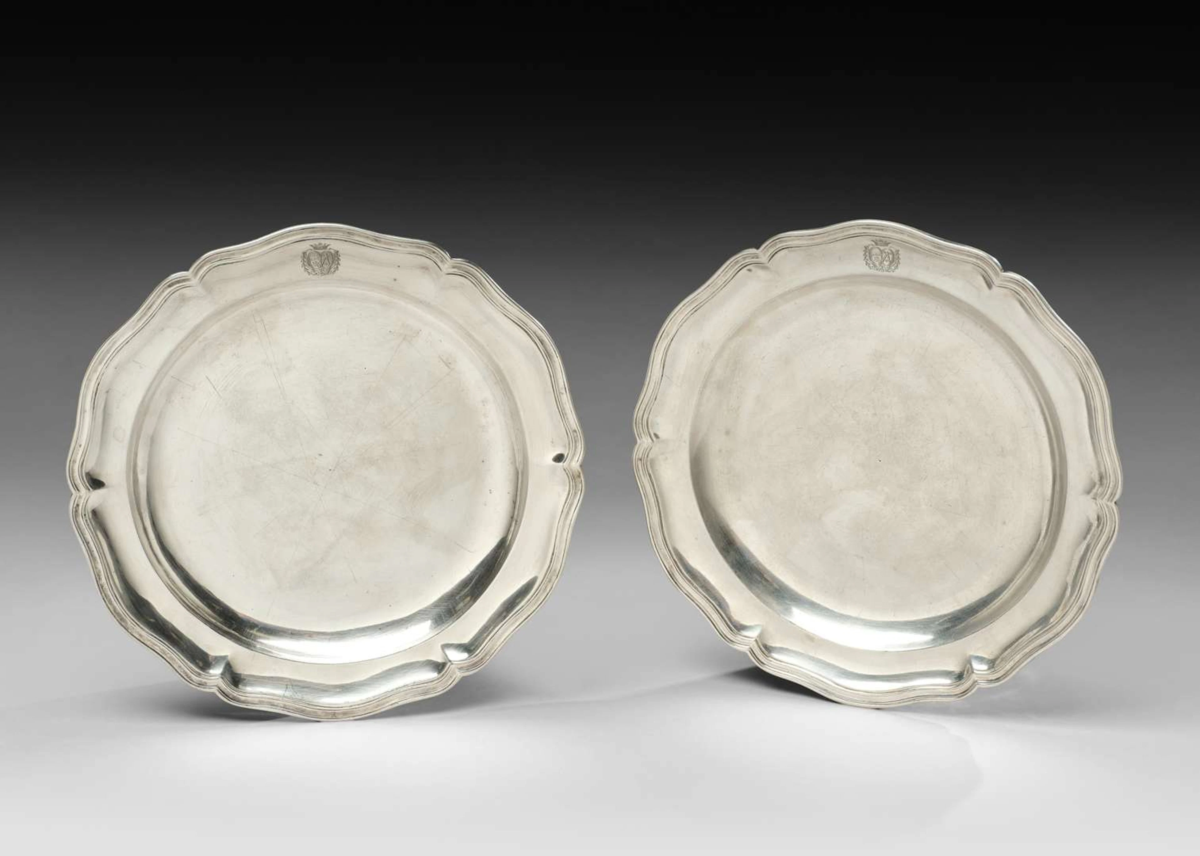 PAIR OF ROUND PLATES FEATURING COATS OF ARMS