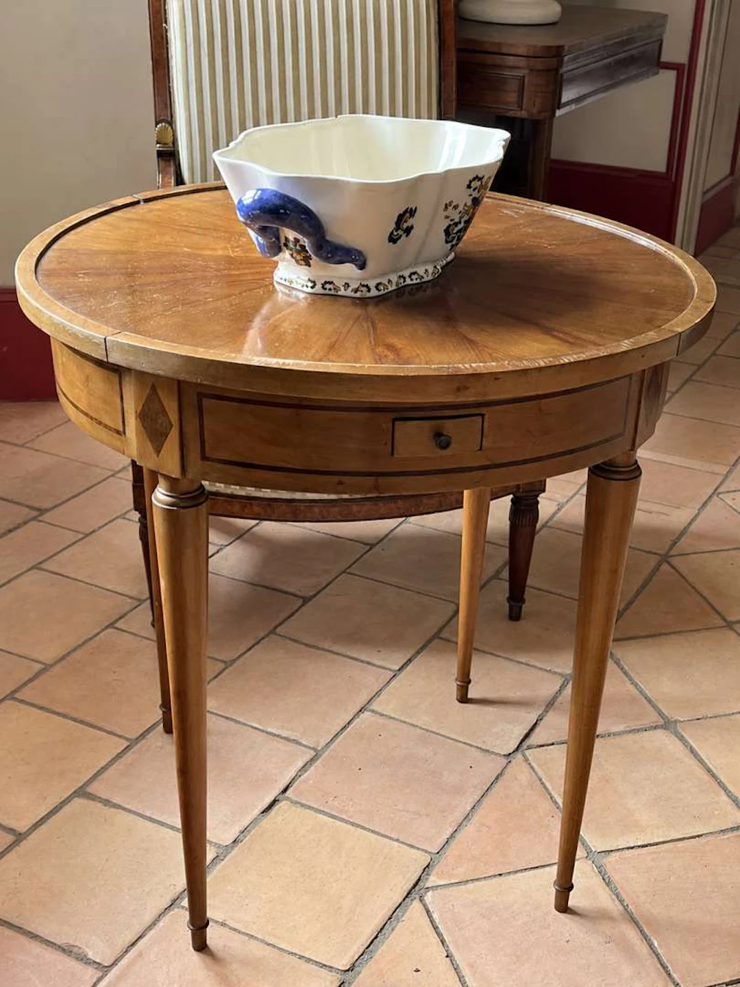 Large hot-water bottle table, made of inlaid wood