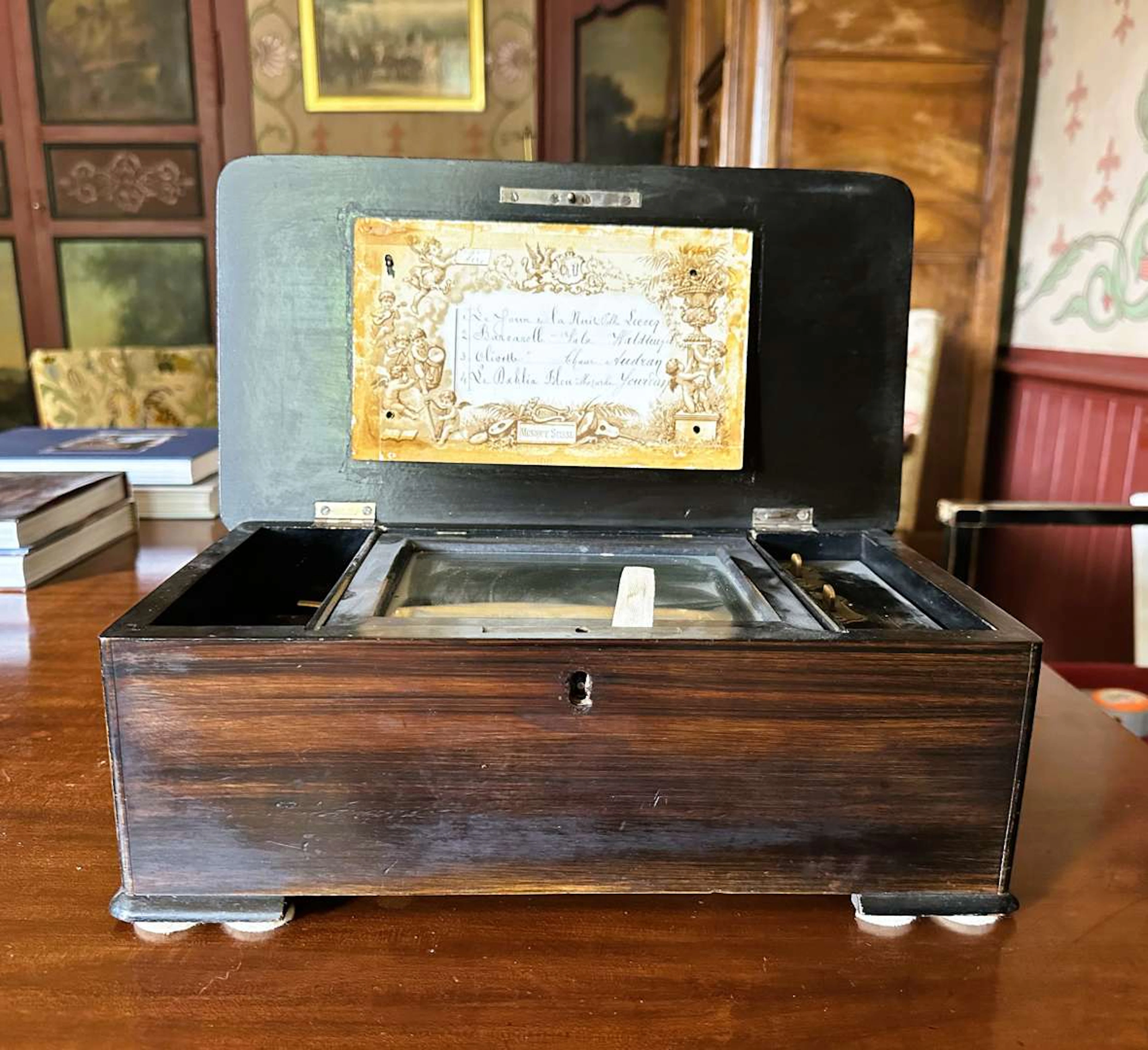 Cylinder music box, in a wooden box