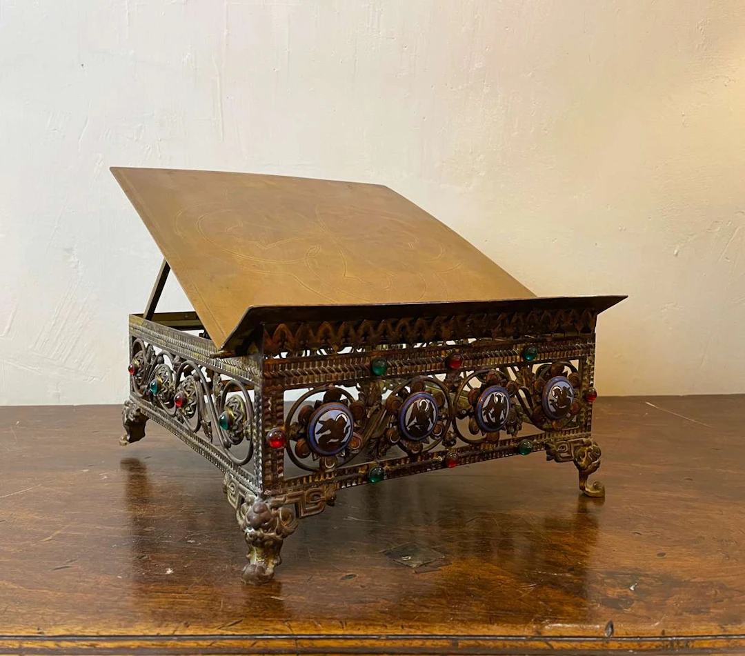 Table-top lectern, made of openwork, enamelled metal