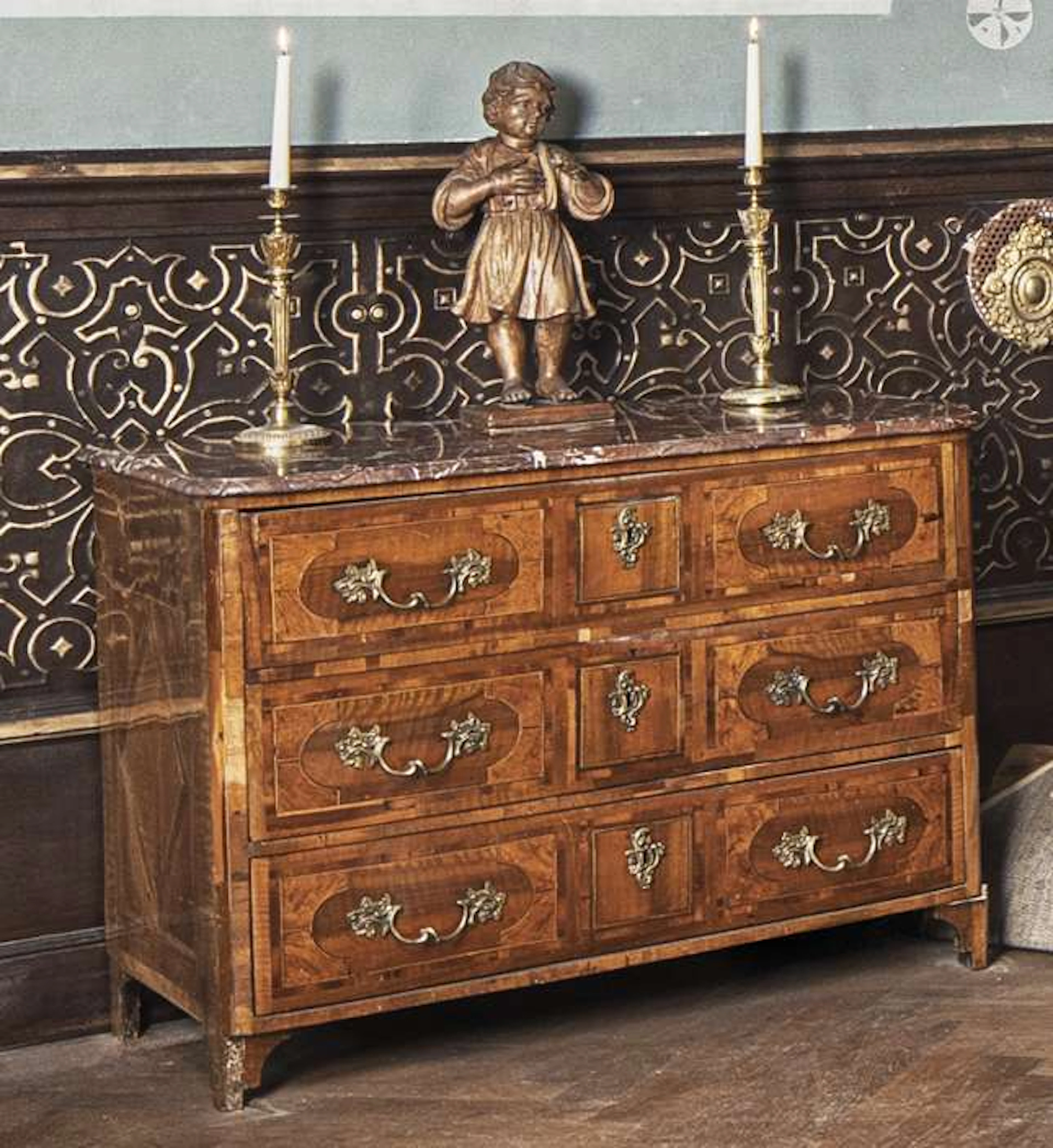 Chest of drawers, made of veneer