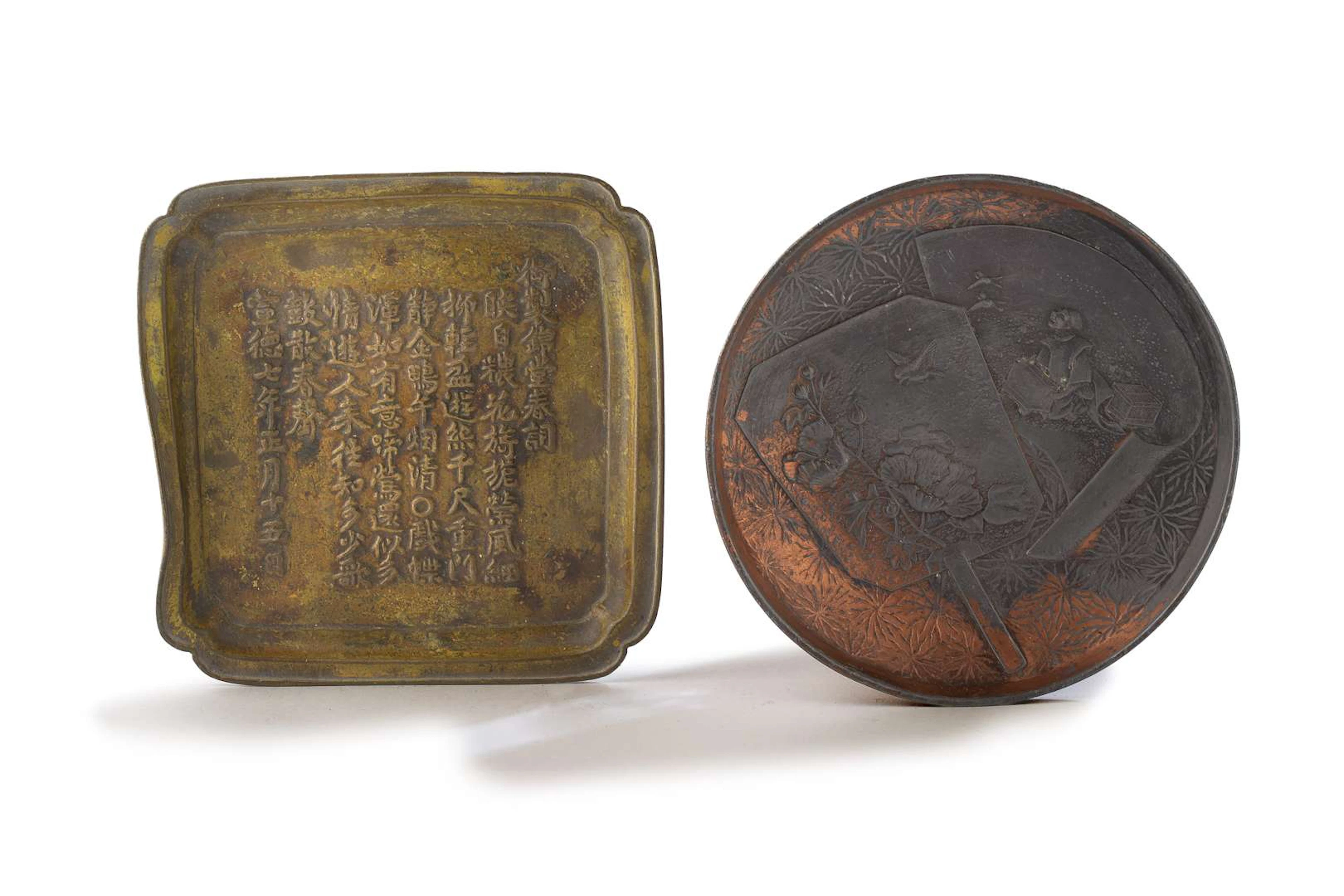 MING DYNASTY STYLE, Petit plat carré en bronze à décor d'inscriptions.