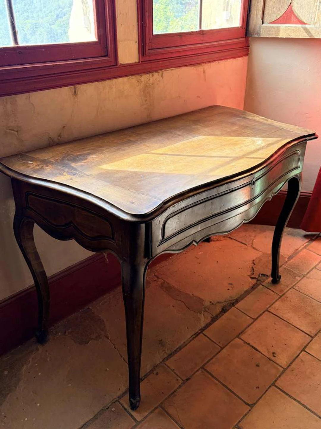 Cocktail table, made of wood