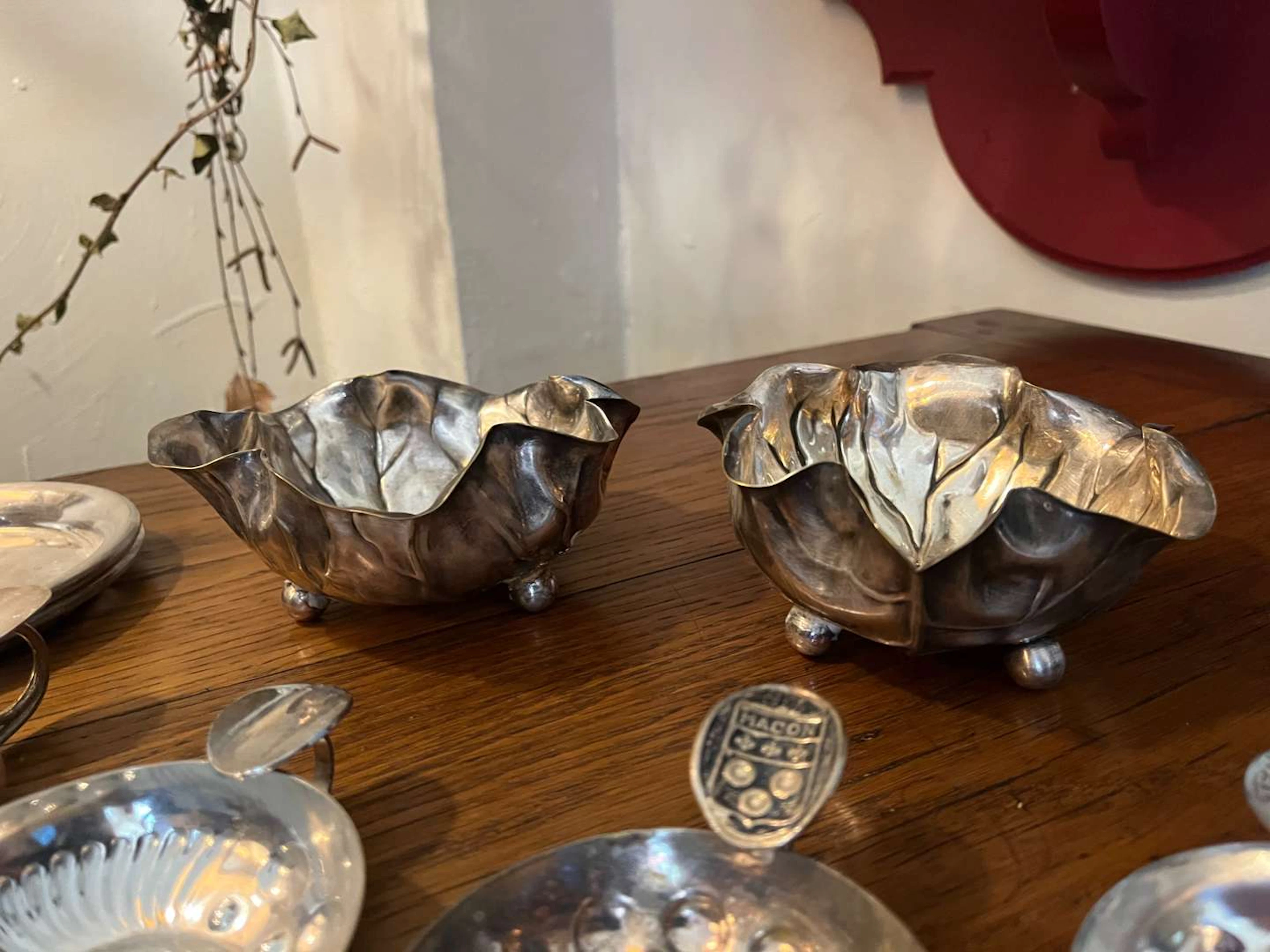 [TABLEWARE], Set in metal and silver-coloured metal