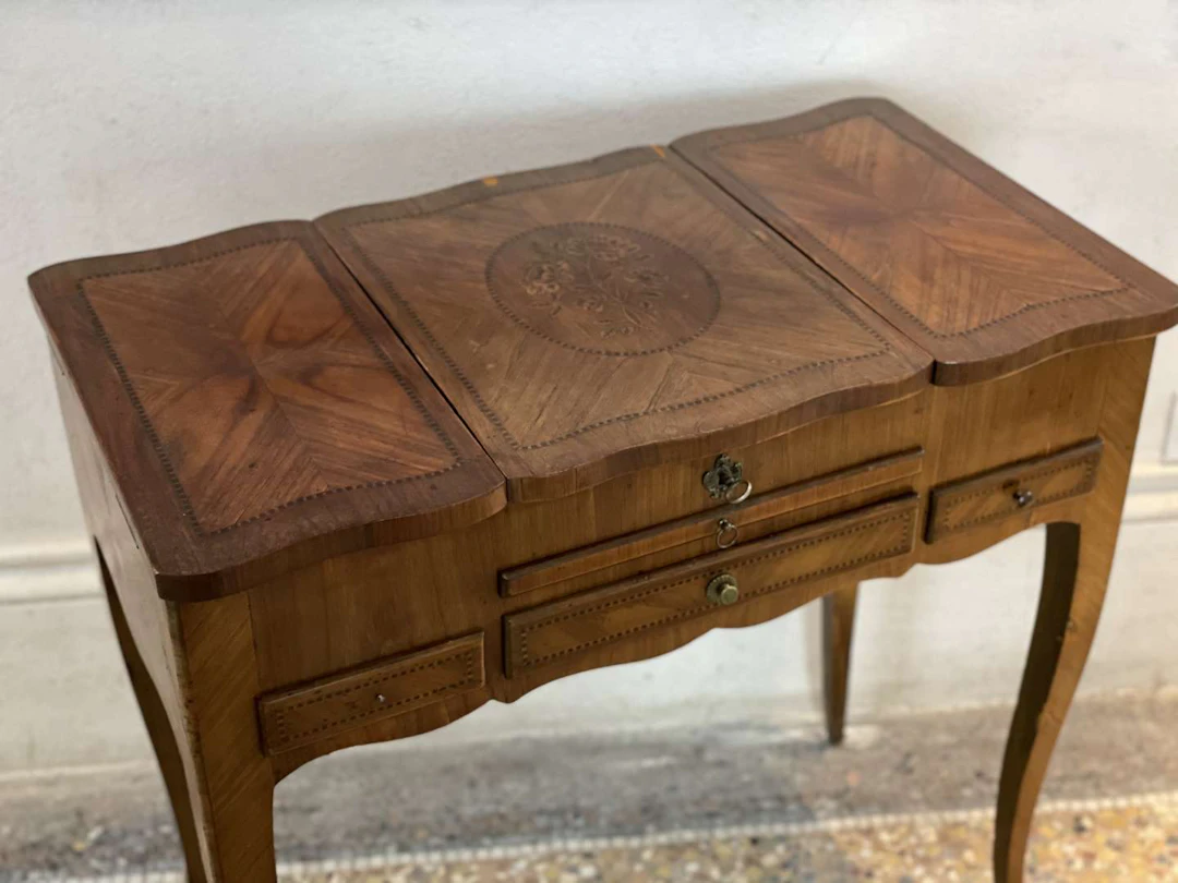 Dressing table, made of inlaid wood