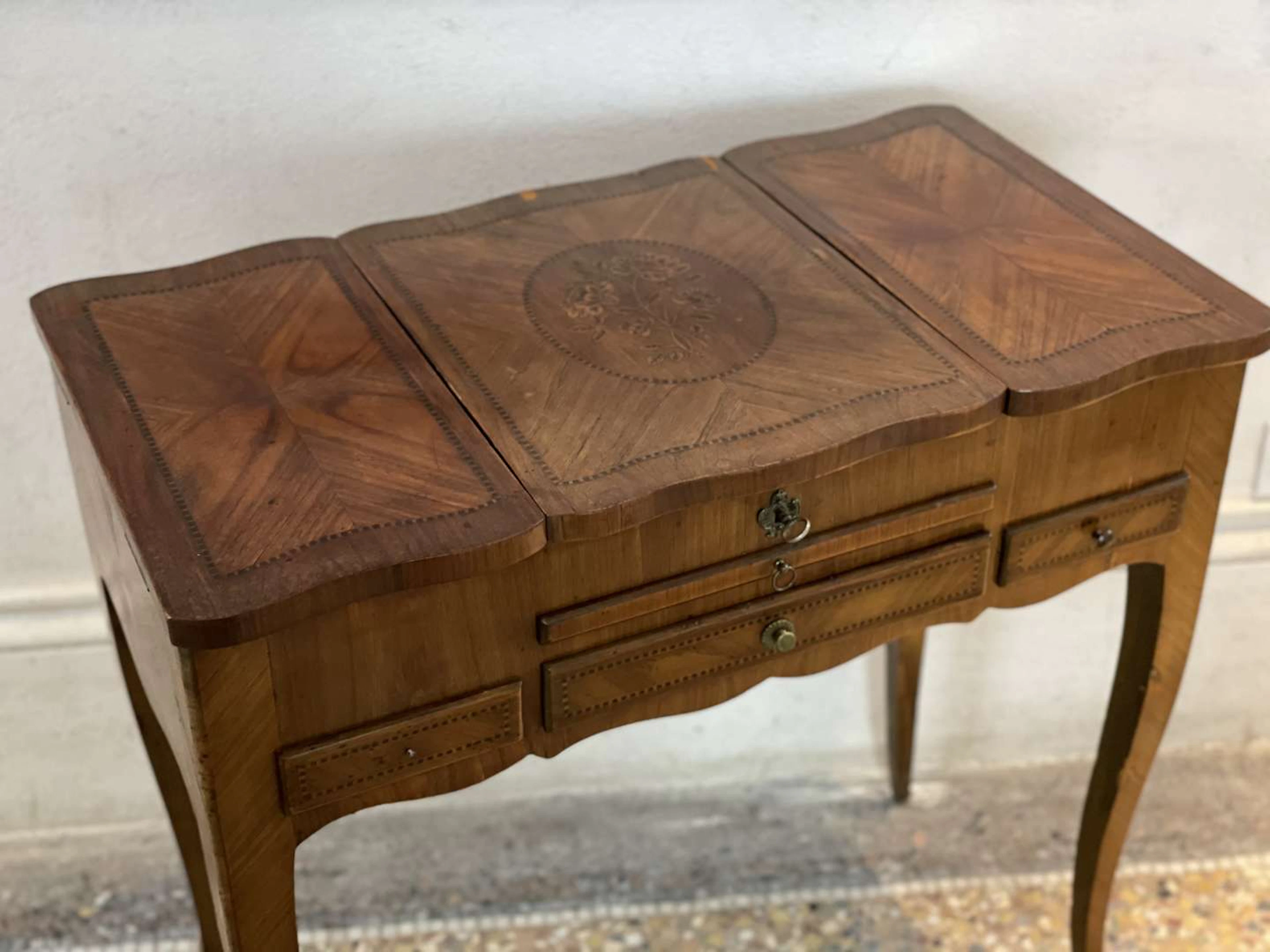 Dressing table, made of inlaid wood