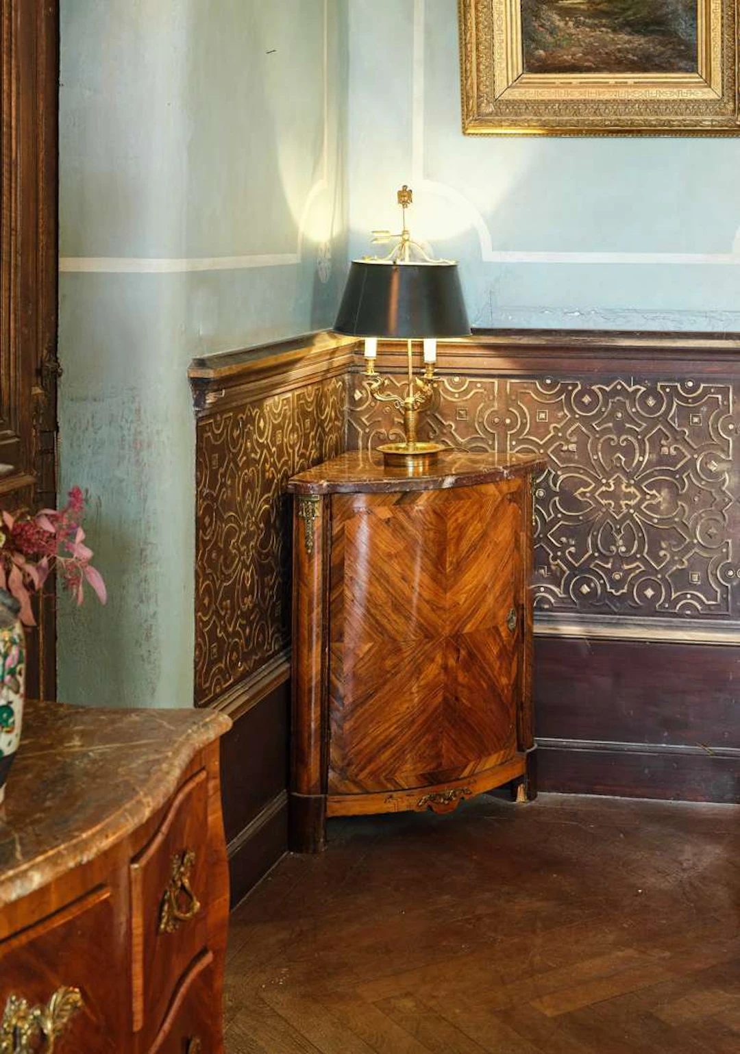 Corner, made of wood