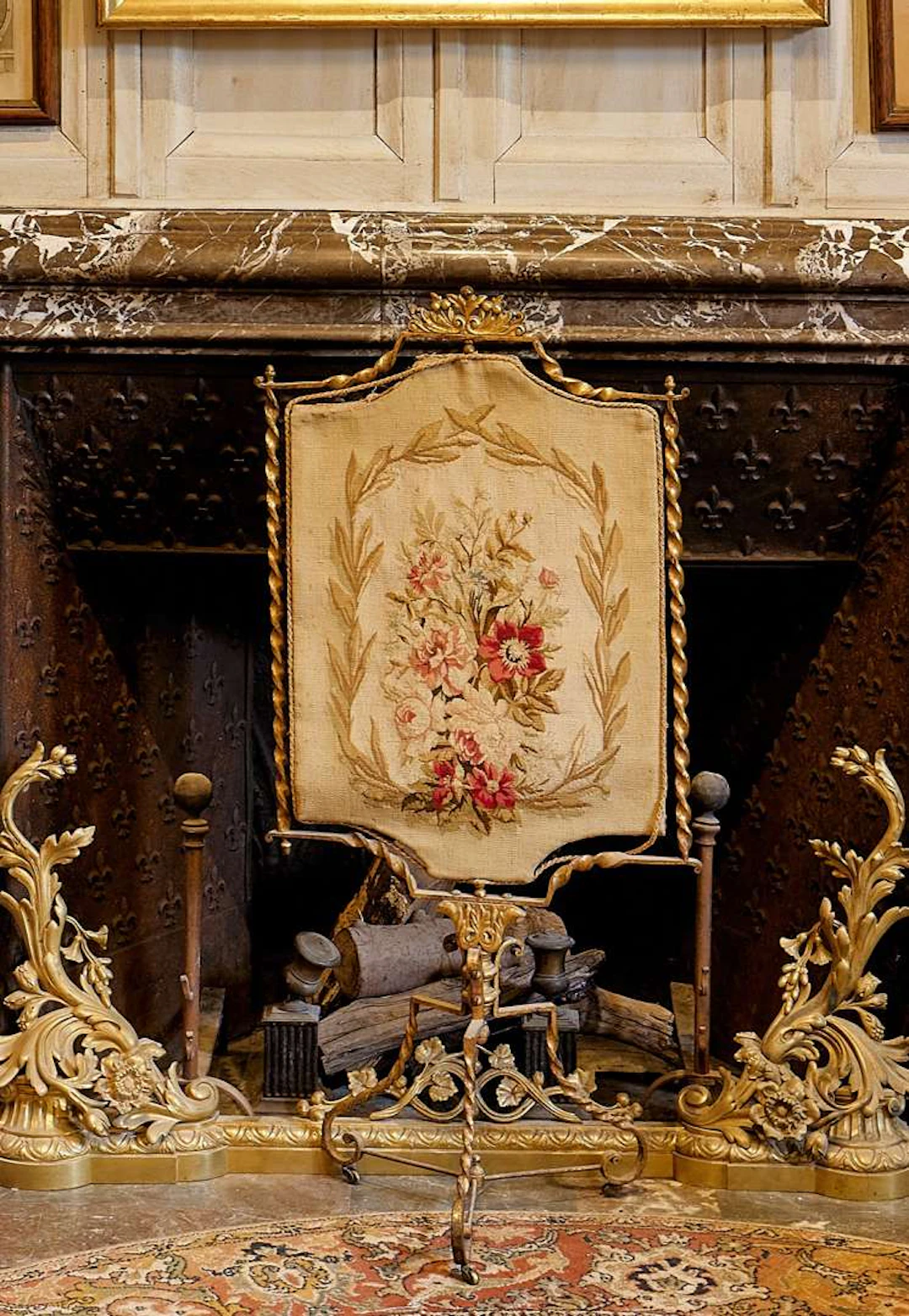 Fireplace screen, in gilded bronze