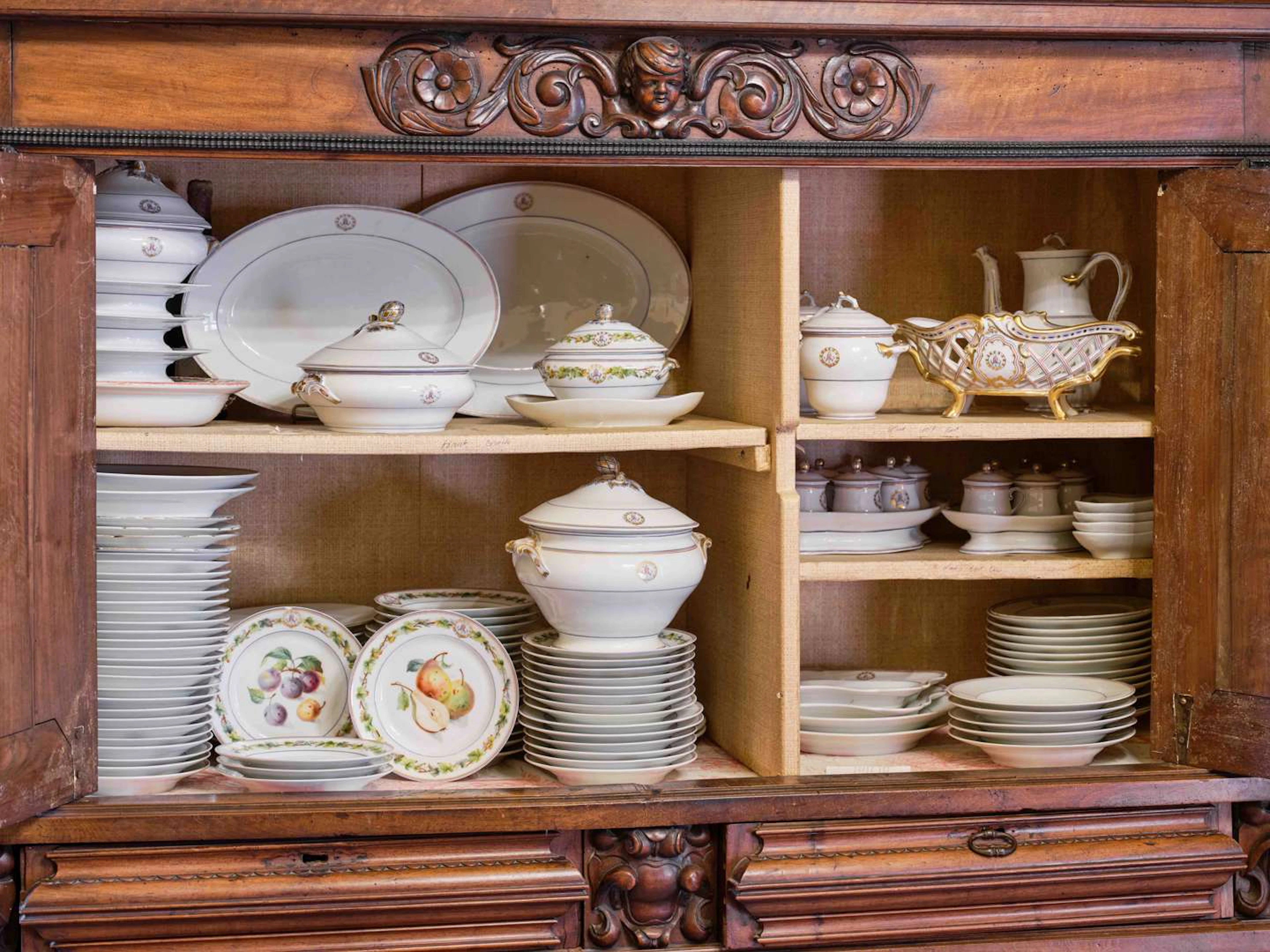 Important monogrammed service, made of white porcelain with polychrome