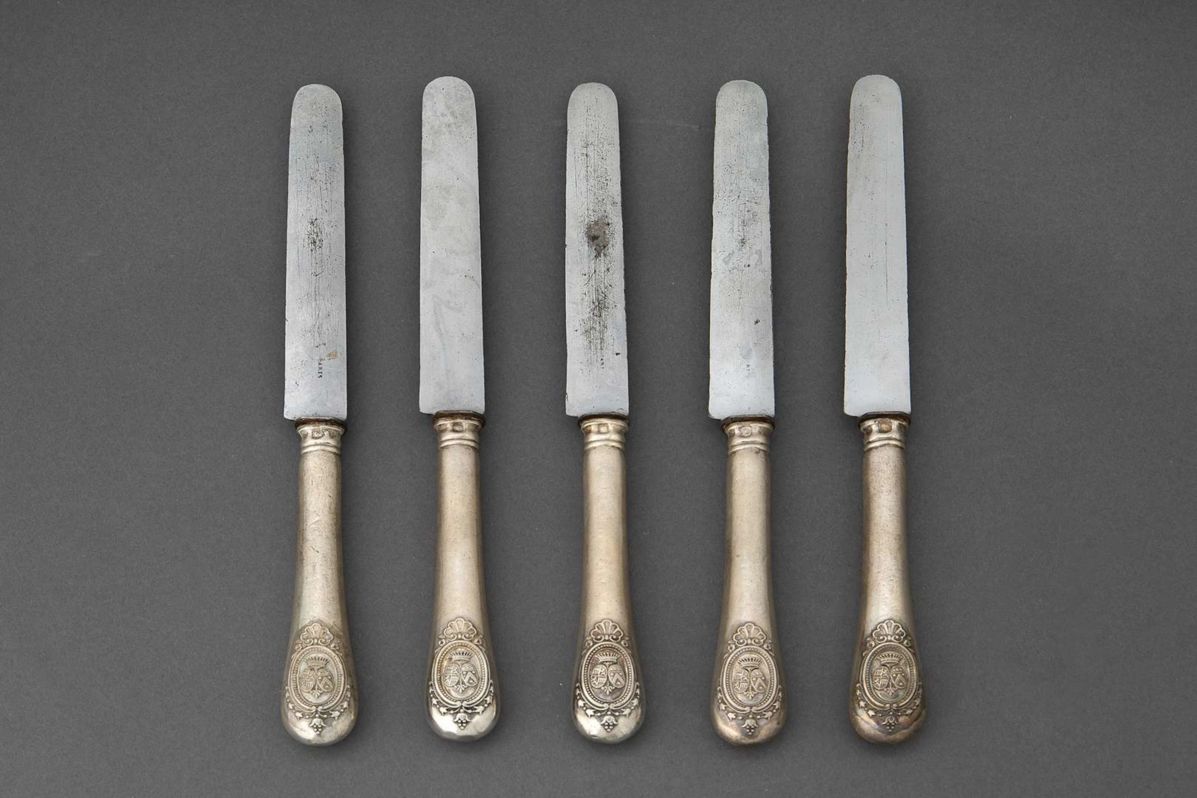 TWENTY-FIVE DESSERT KNIVES FEATURING WEAPONS