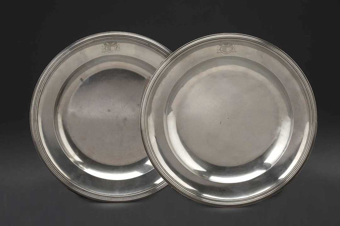 PAIR OF PLATES FEATURING COATS OF ARMS