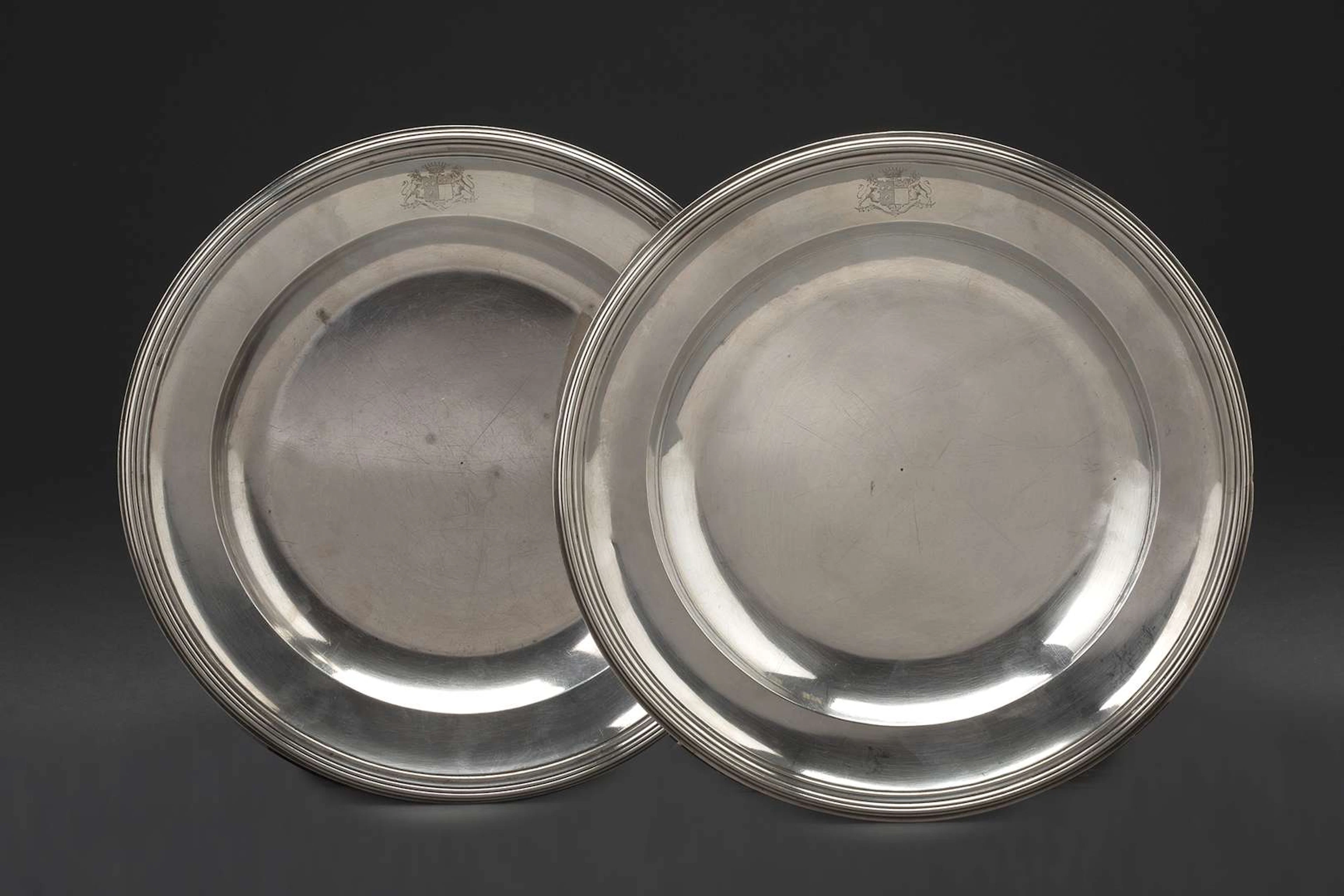 PAIR OF PLATES FEATURING COATS OF ARMS