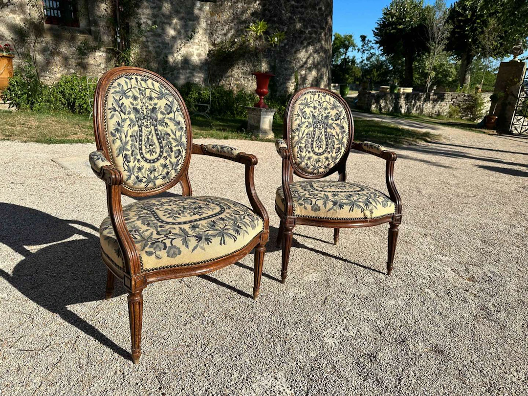 Pair of armchairs, made of moulded and carved wood