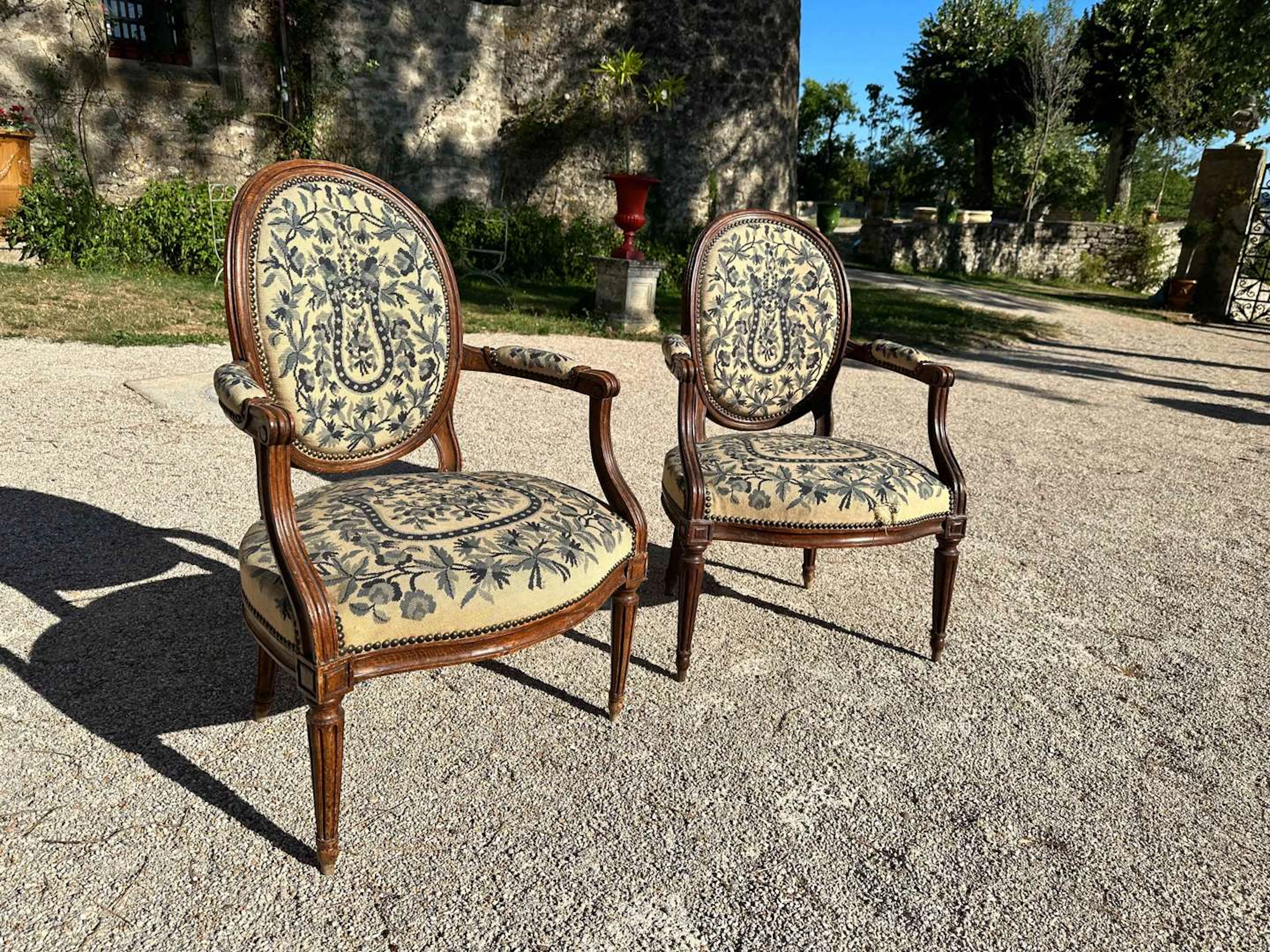 Pair of armchairs, made of moulded and carved wood
