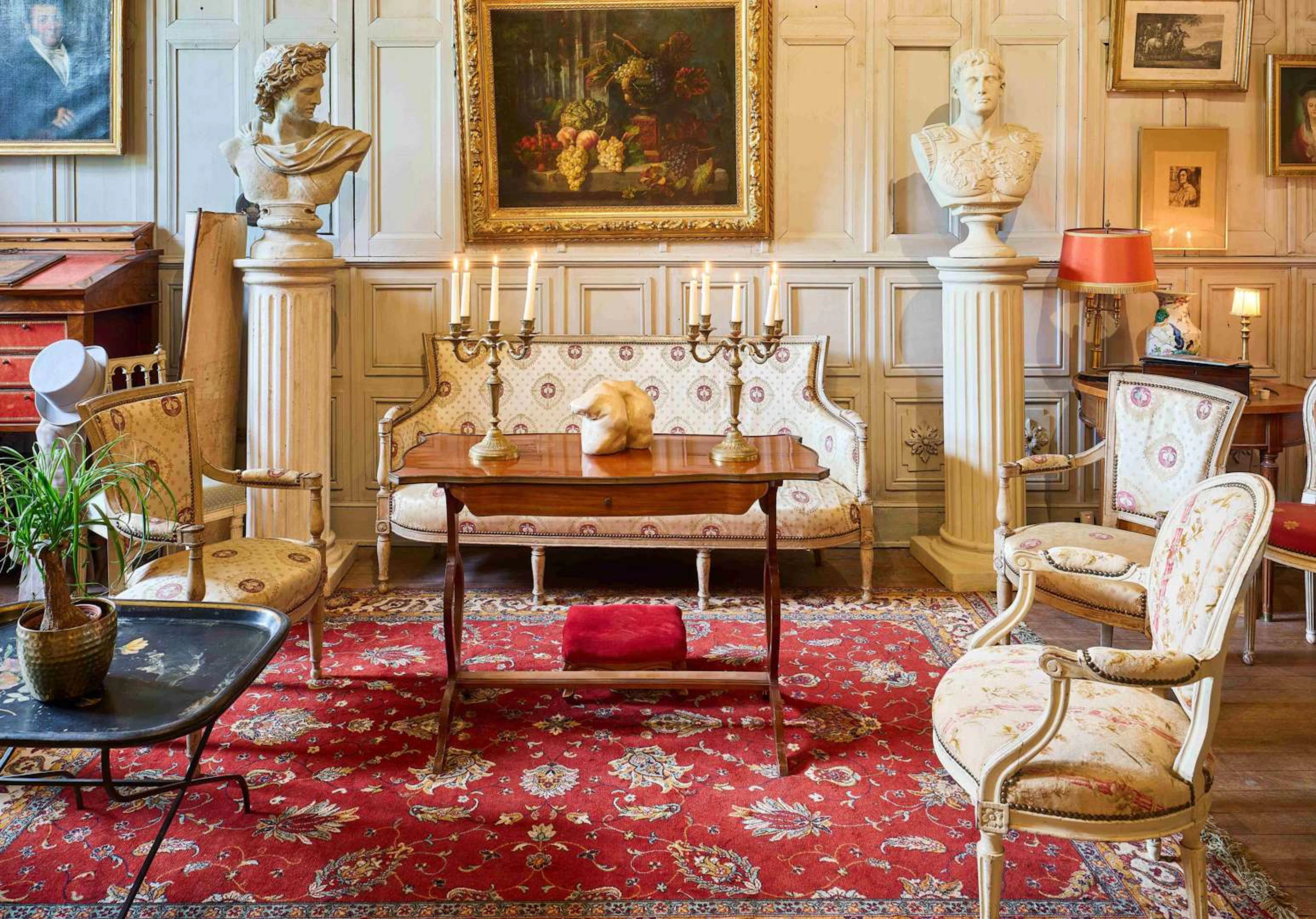 Living room furniture, consisting of a sofa and two armchairs