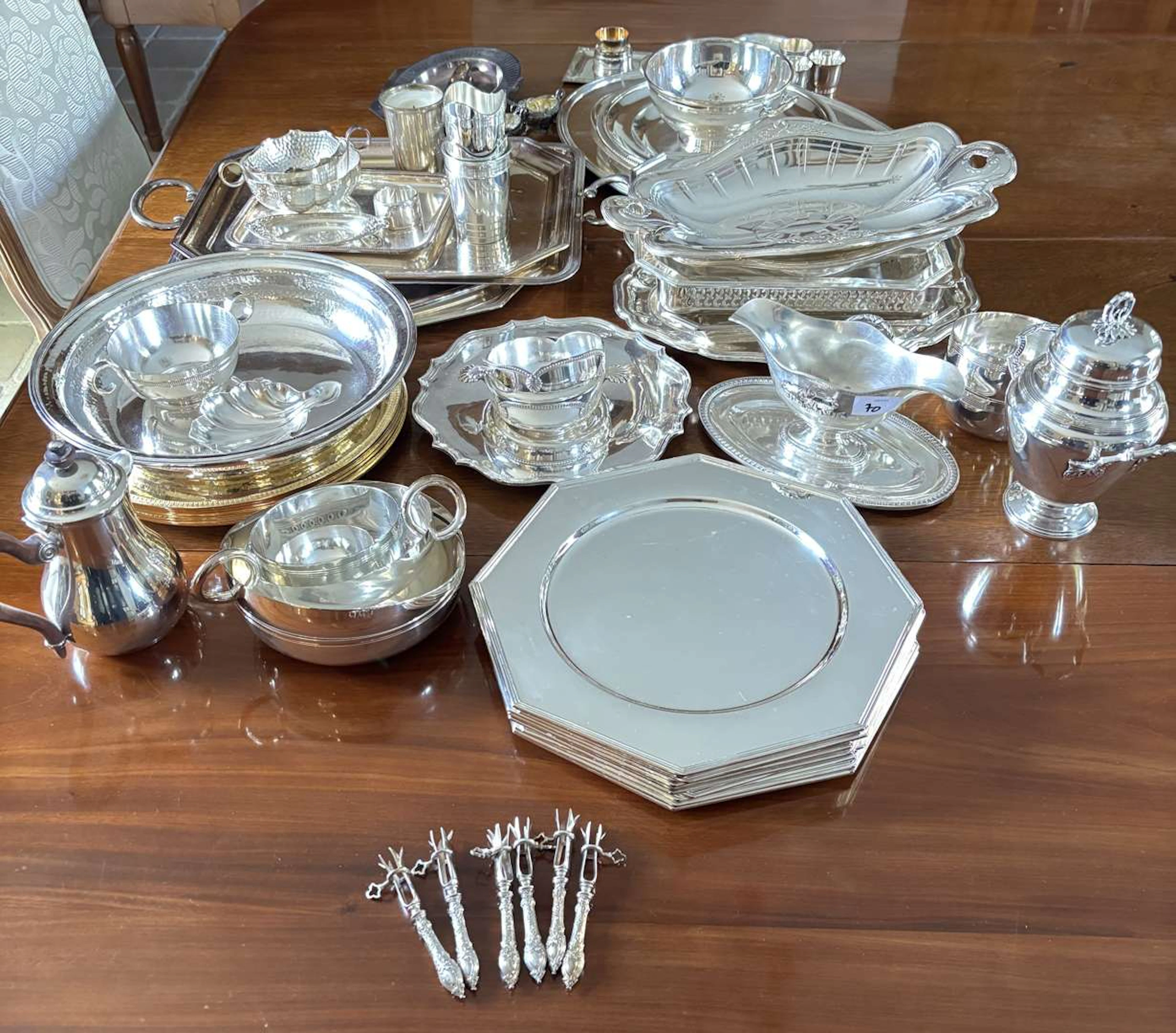 SILVER-FINISHED METAL SET