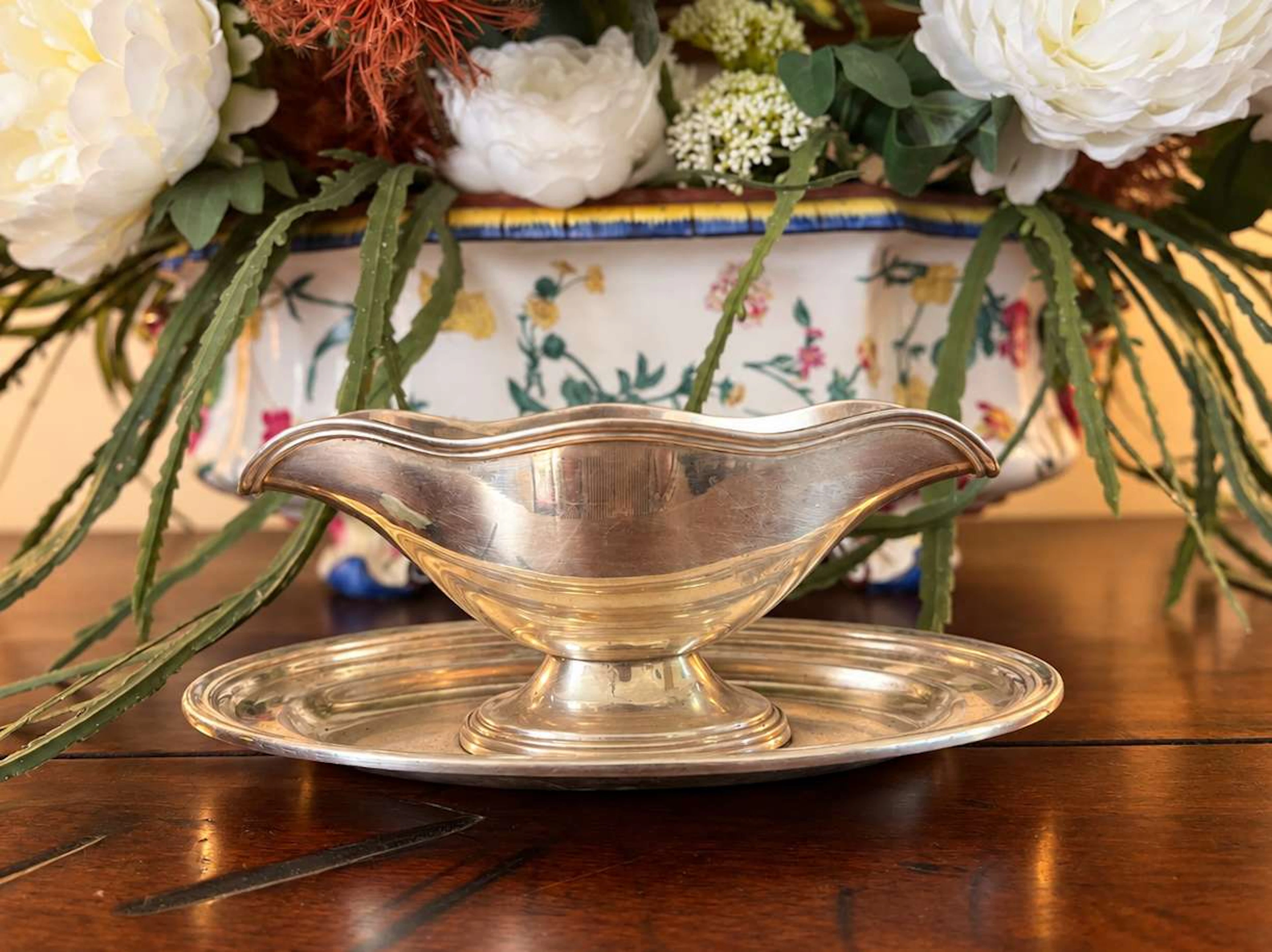 Set of two sauce boats, in silver-coloured metal