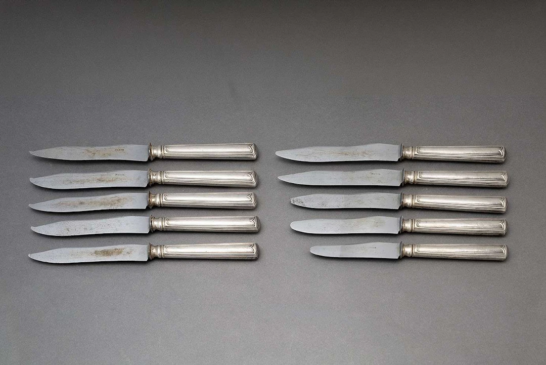 SET OF TEN TABLE KNIVES