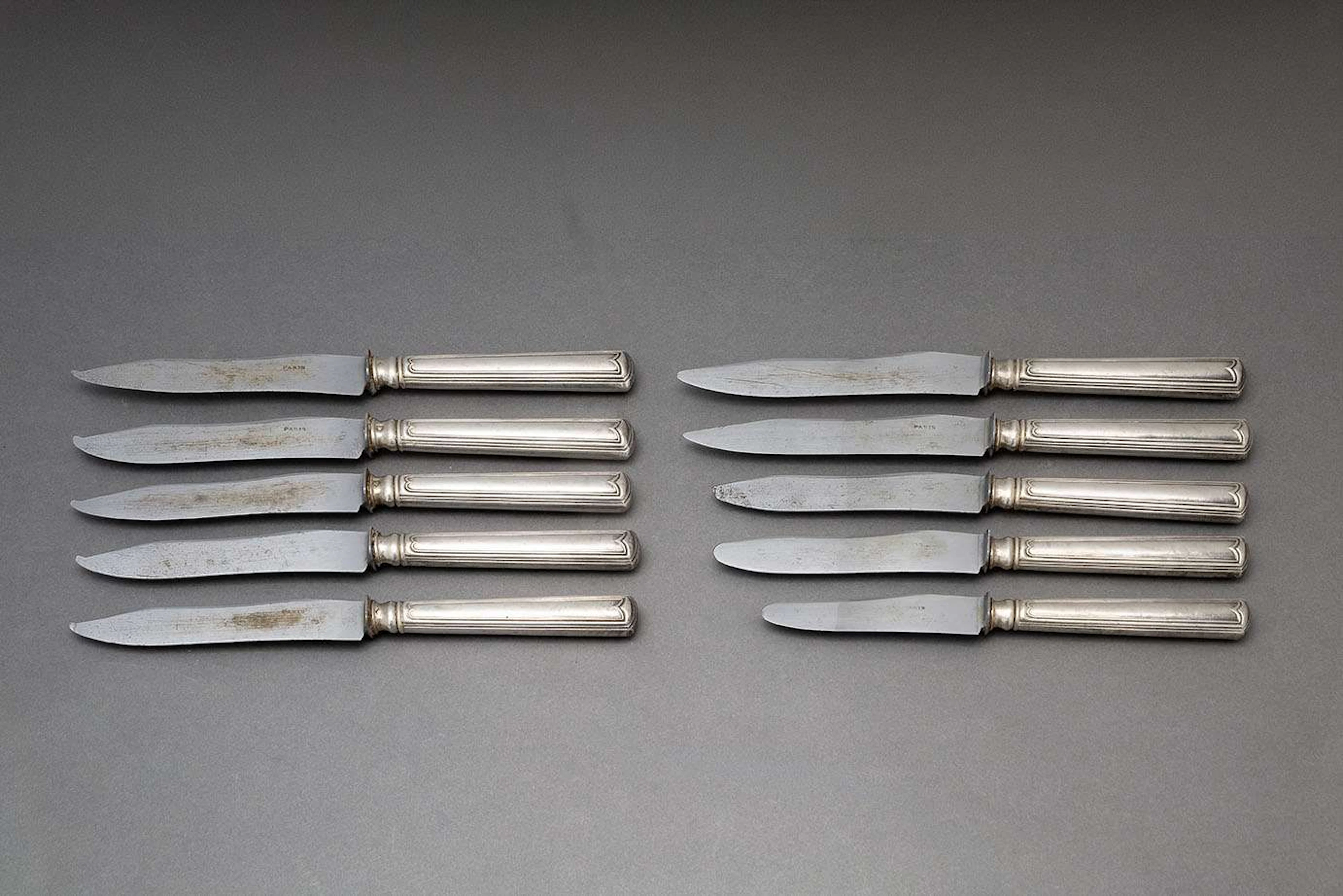 SET OF TEN TABLE KNIVES