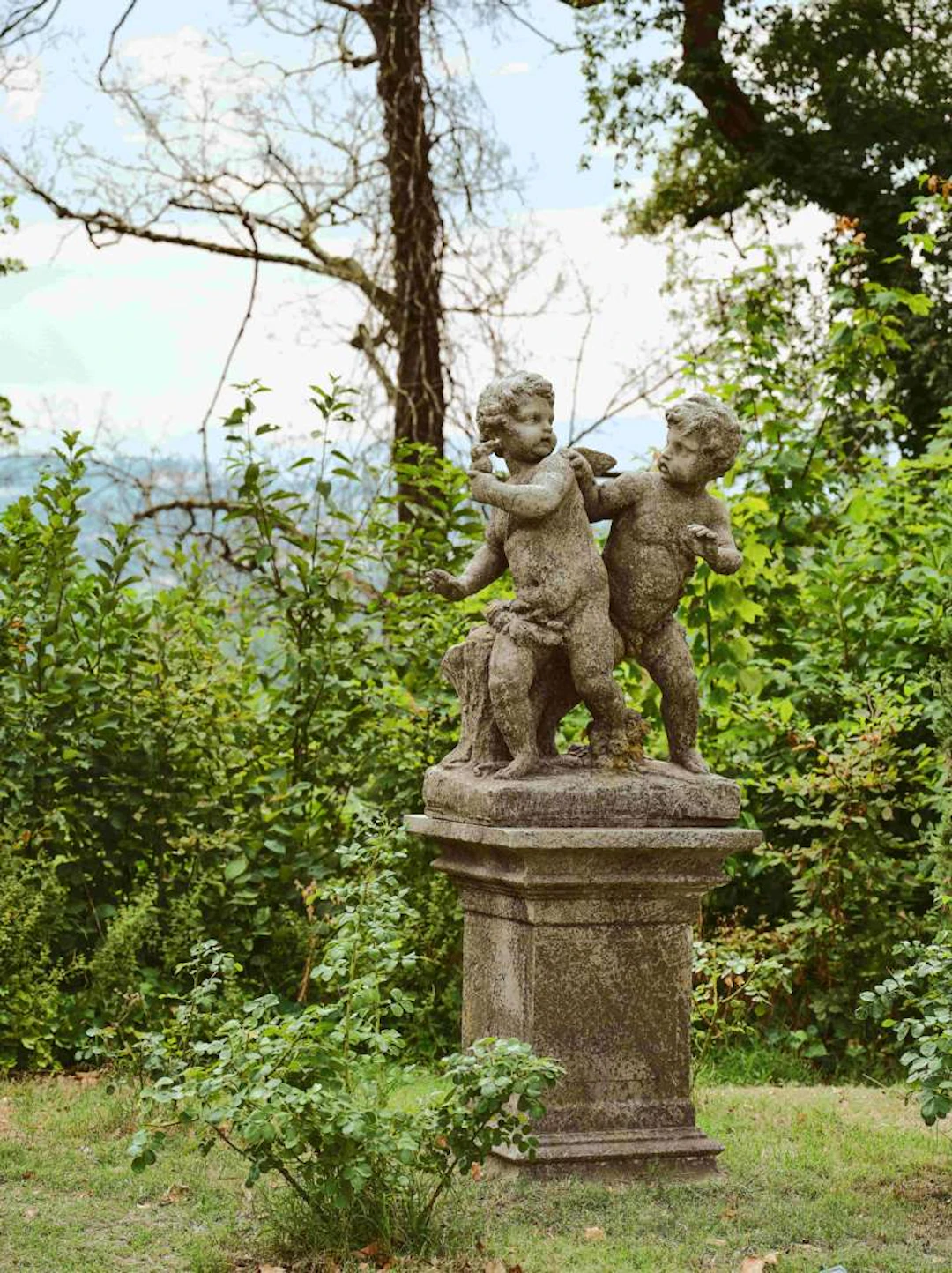 Two putti playing, Sculpture made from imitation reconstituted stone