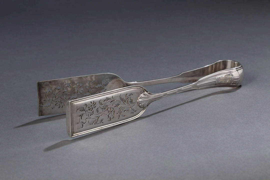 ODIOT, Silver asparagus tongs.
