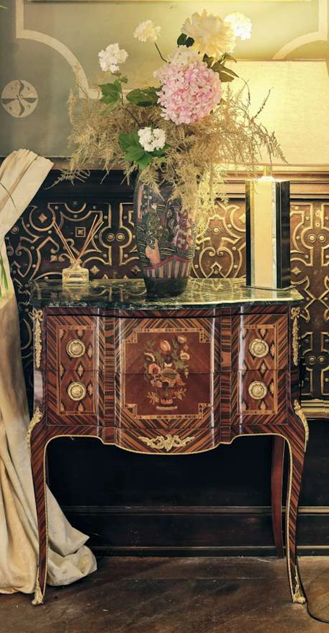 Small centre chest of drawers, made of veneer