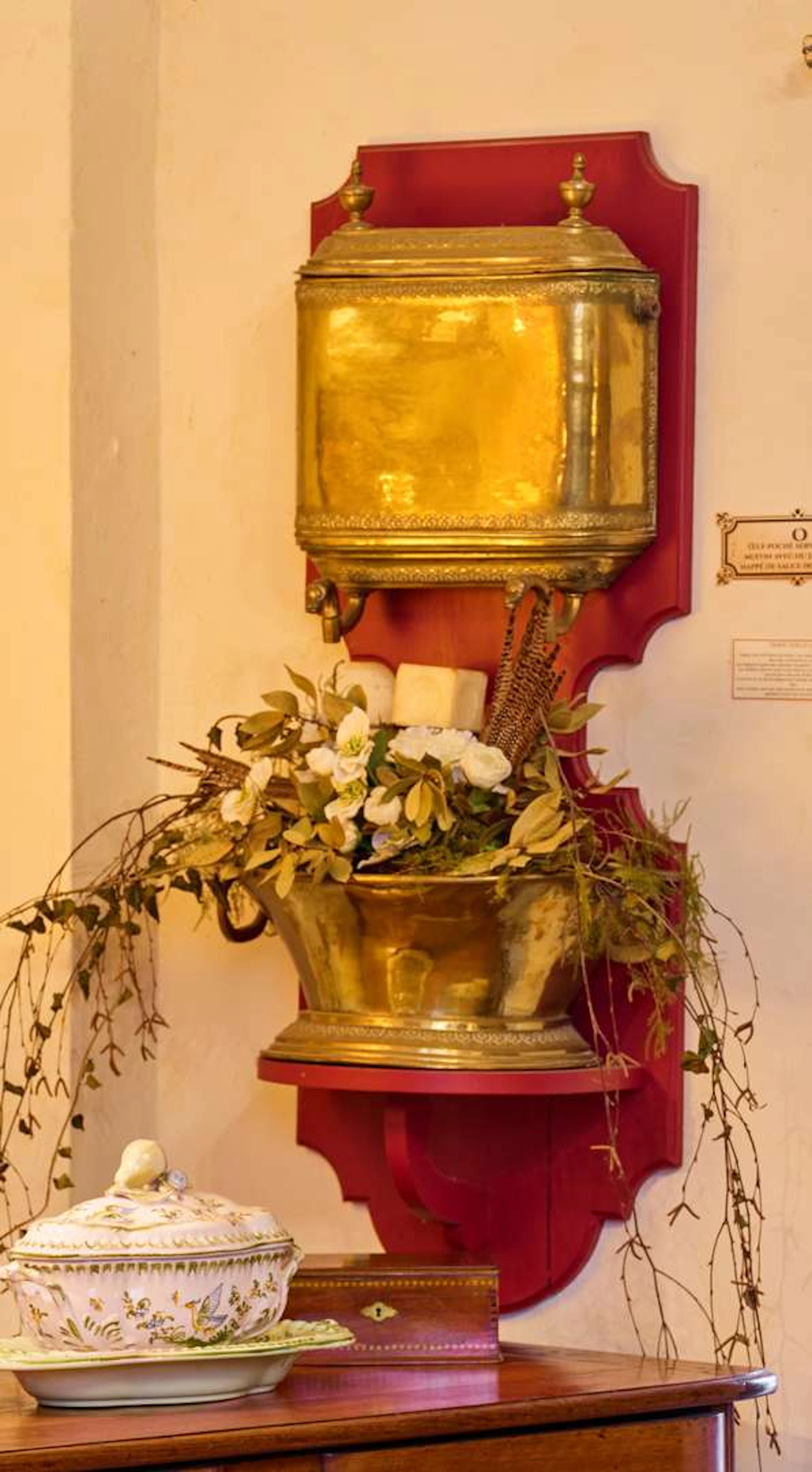 Wall-mounted fountain, with a copper and brass tank and basin