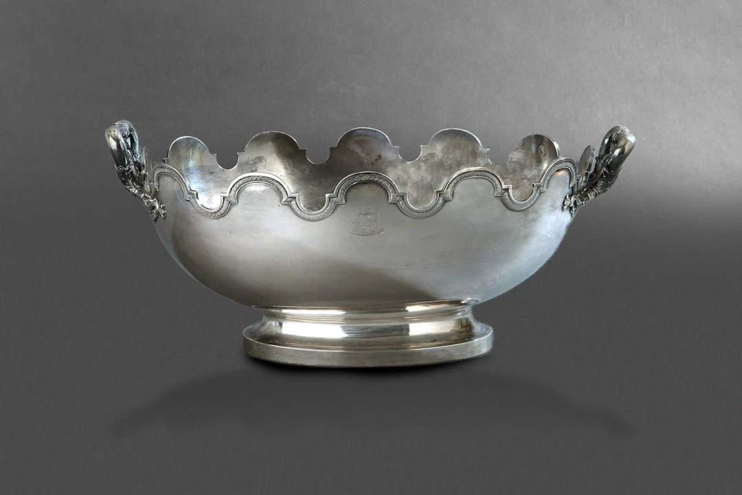 LARGE GLASS-COOLING BOWL FEATURING COAT OF ARMS