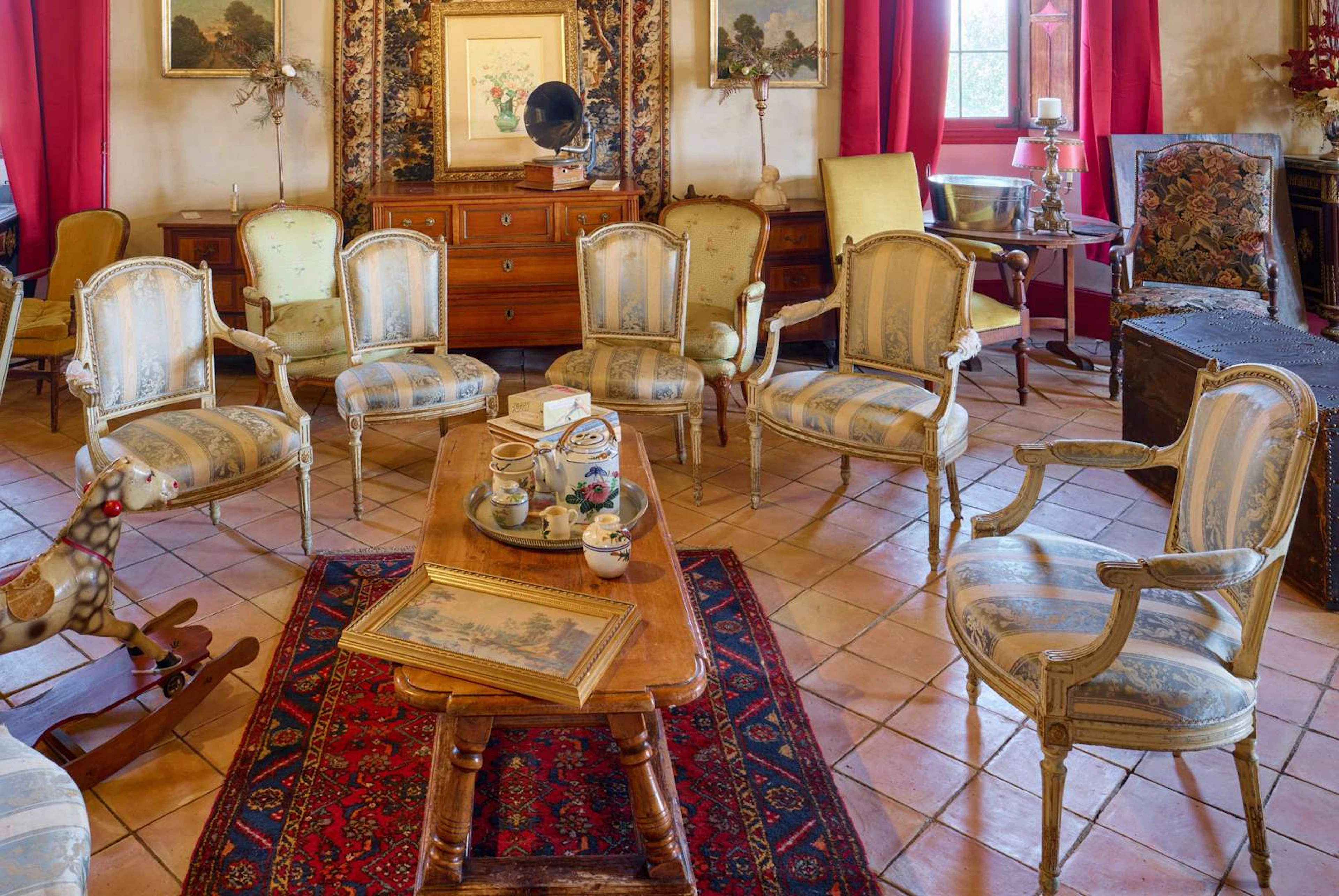 Living room, consisting of three armchairs and three chairs made of