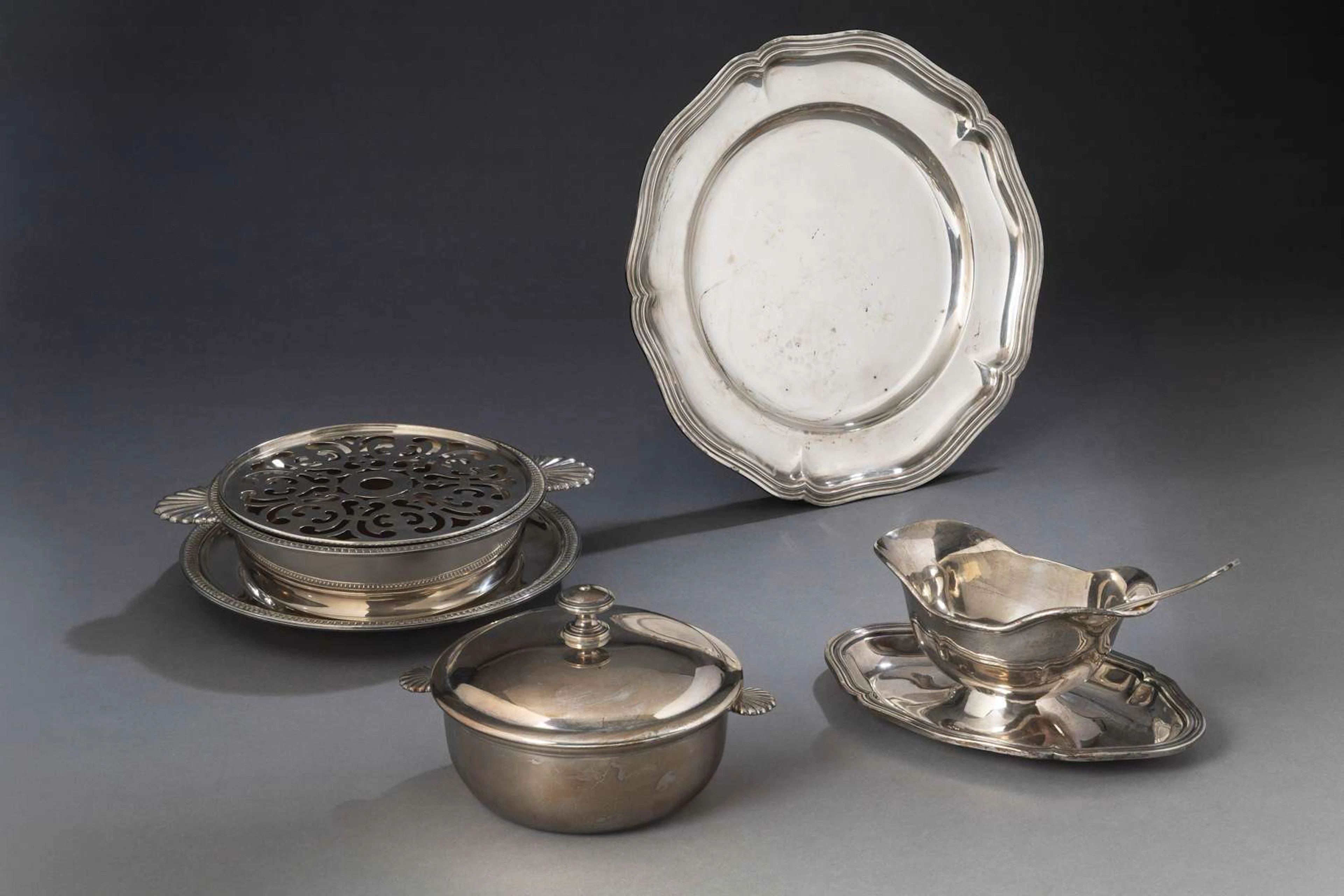 SILVER-FINISHED METAL SET