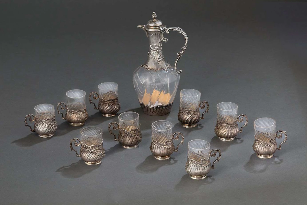 LIQUEUR SET, comprising: - A baluster-shaped jug. The silver body