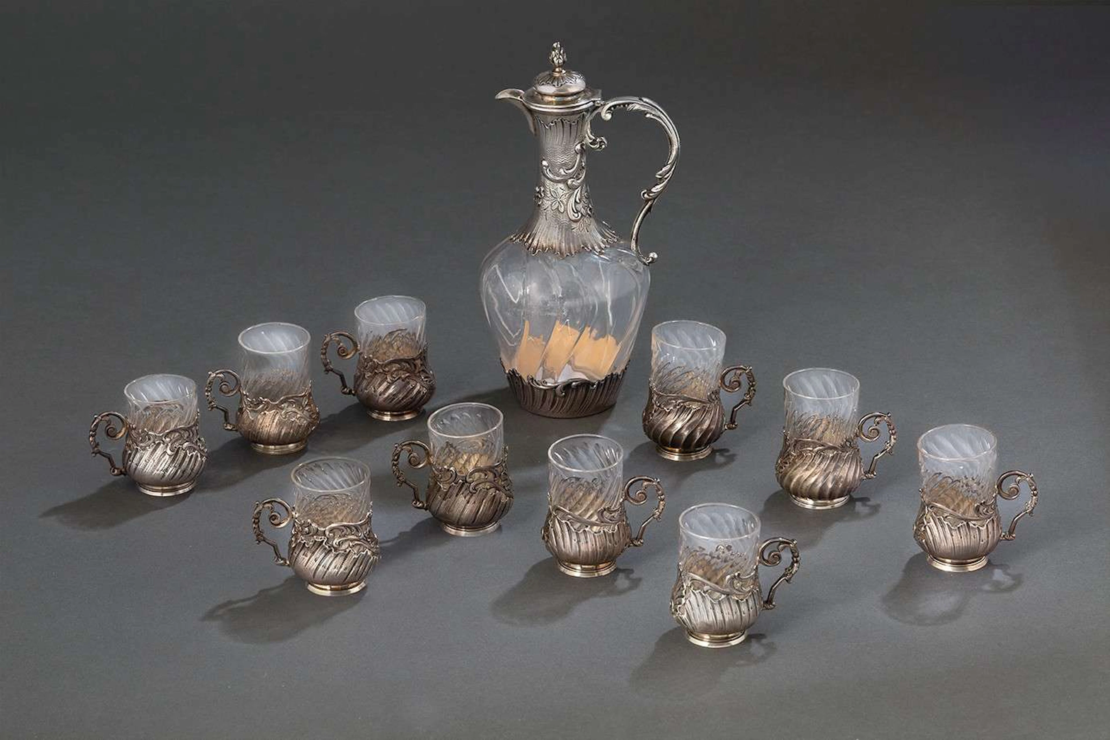 LIQUEUR SET, comprising: - A baluster-shaped jug. The silver body