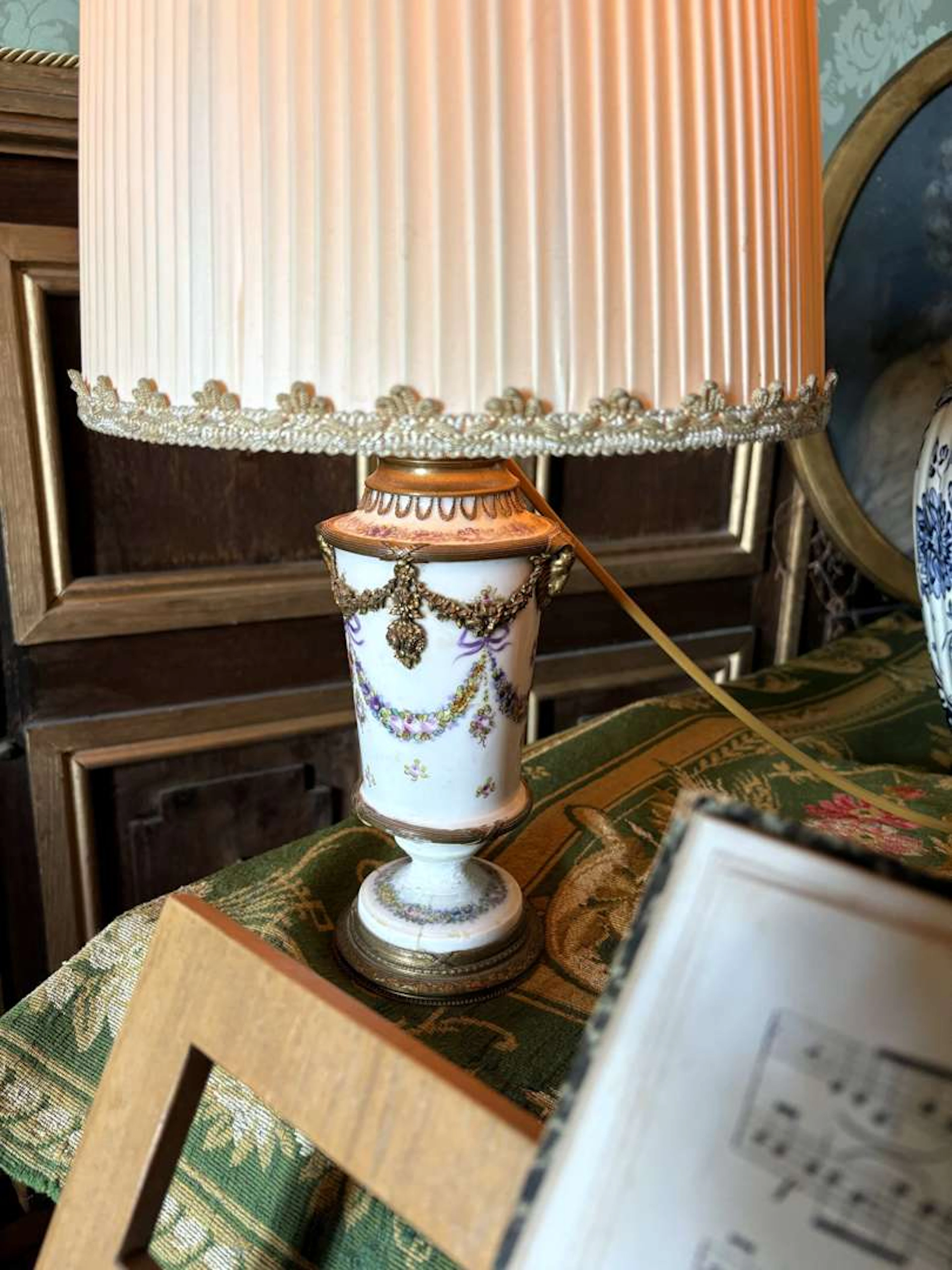 Lamp, made of porcelain and gilded bronze