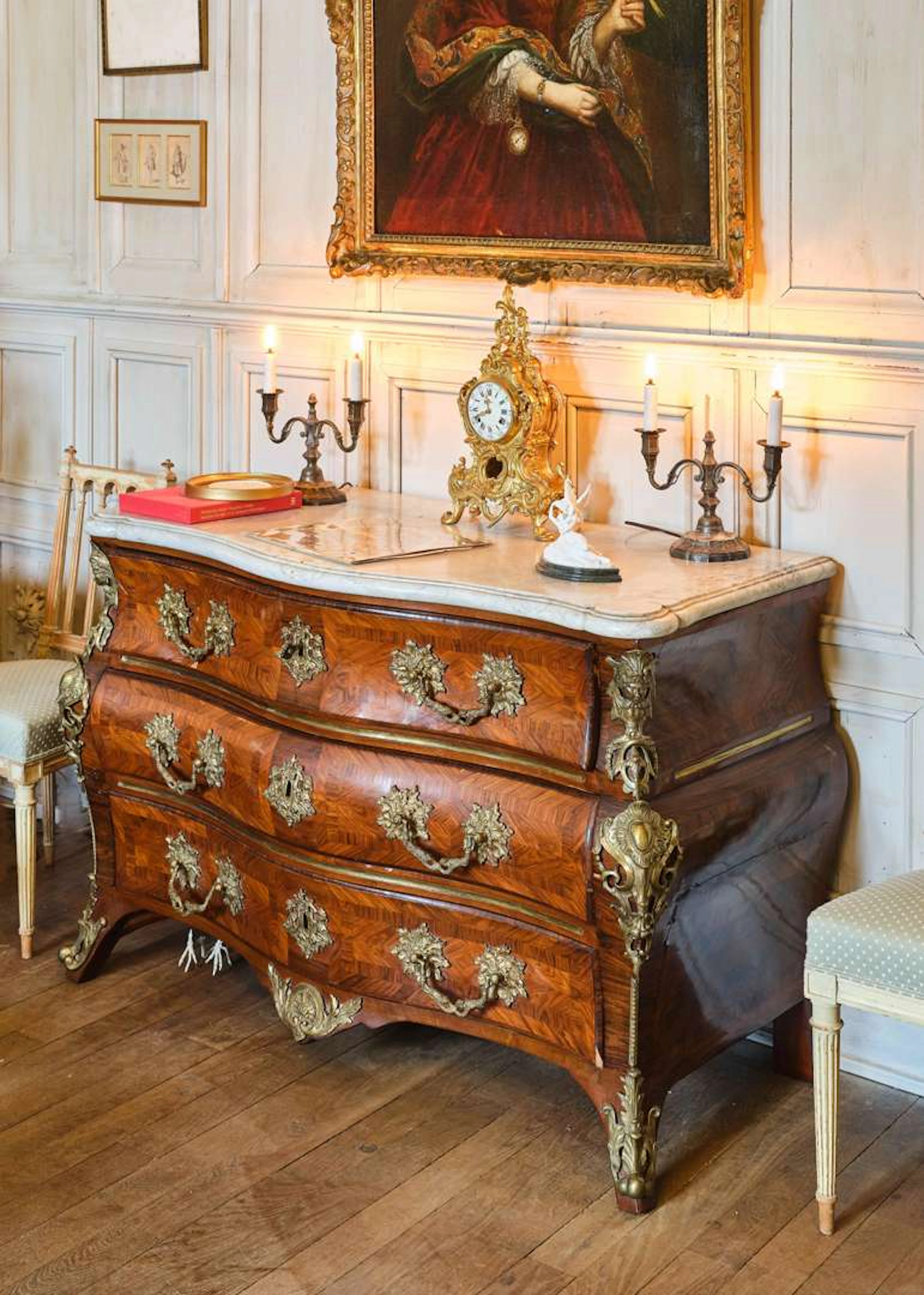 Tomb chest of drawers, made of veneer