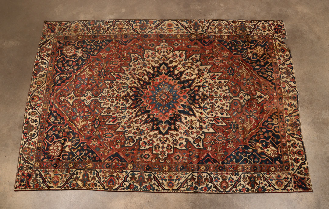 Persian Bakhtiari Rug, 20th C., Red/Bone/Navy