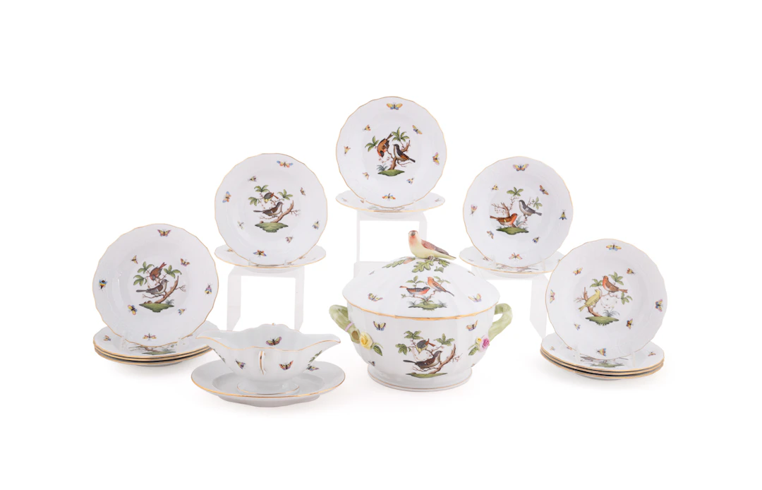 Herend, 16 Pieces of "Rothschild Bird" Dinnerware
