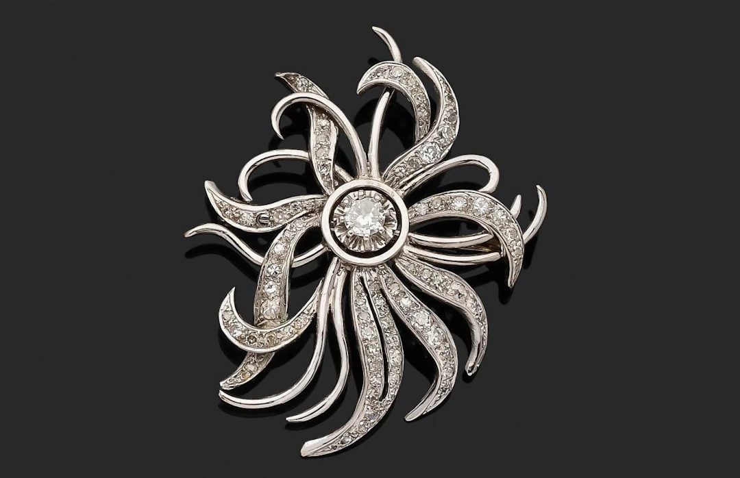 Broche Or gris 750 millièmes et platine 850 millièmes à décor rayonnant