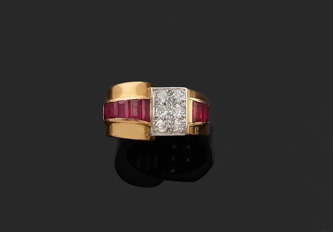 Bague Or jaune 750 millièmes, le centre à décor géométrique orné de