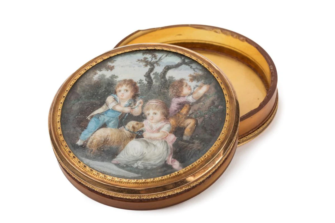 Boite ornée d'une miniature Corne et or jaune 750 millièmes. Ornée