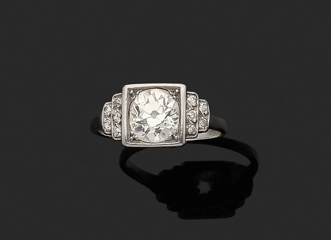 Bague Platine 850 millièmes et or gris 750 millièmes, le centre à