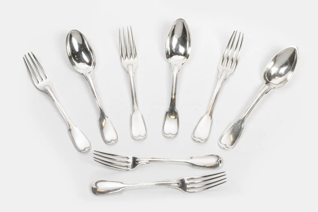 24 couverts filet-contour Argent, modèle filet-contour. Certaines