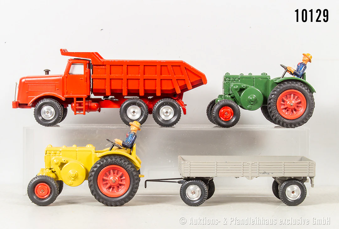 Märklin Modellfahrzeuge, dabei 8036 Kipplaster, 2x 8029 Traktor und