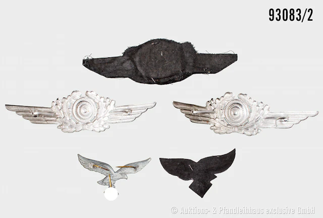 Konv. 3 Mützenschwingen der Luftwaffe sowie 2 Mützenadler, gemischter Zustand